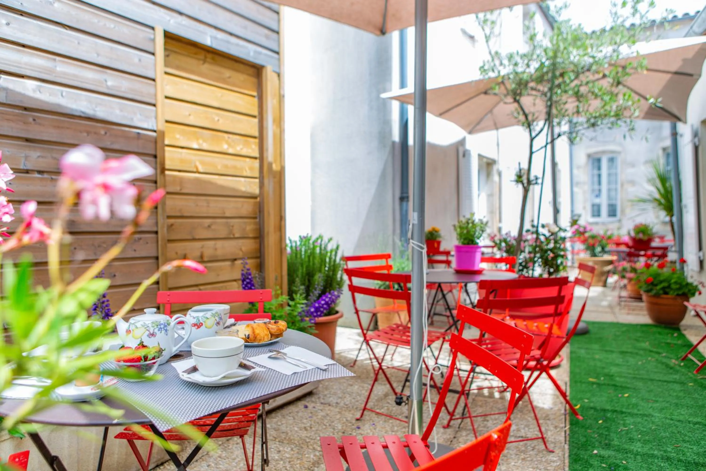 Patio in Hôtel du Port