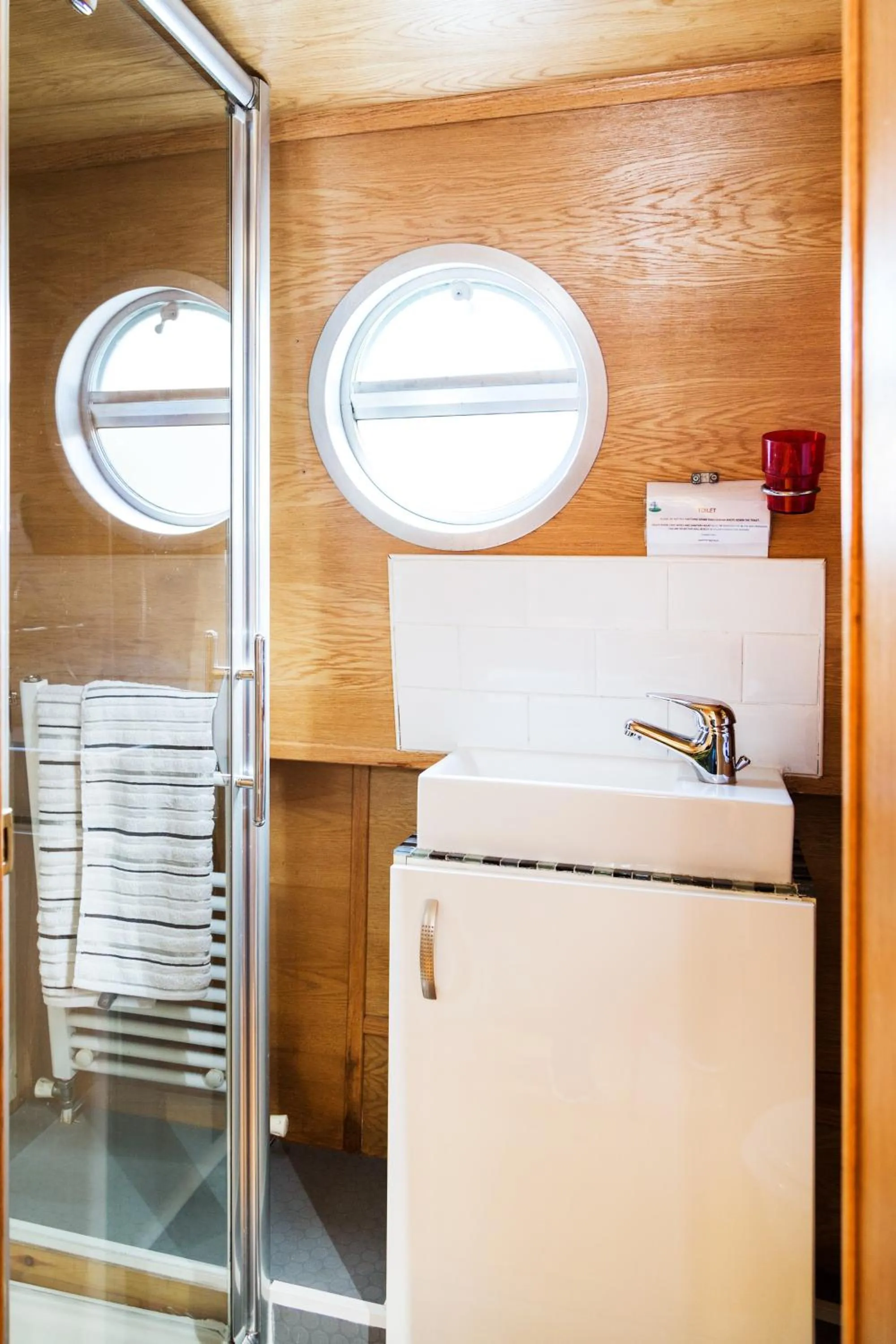 Shower in Edinburgh - Houseboats