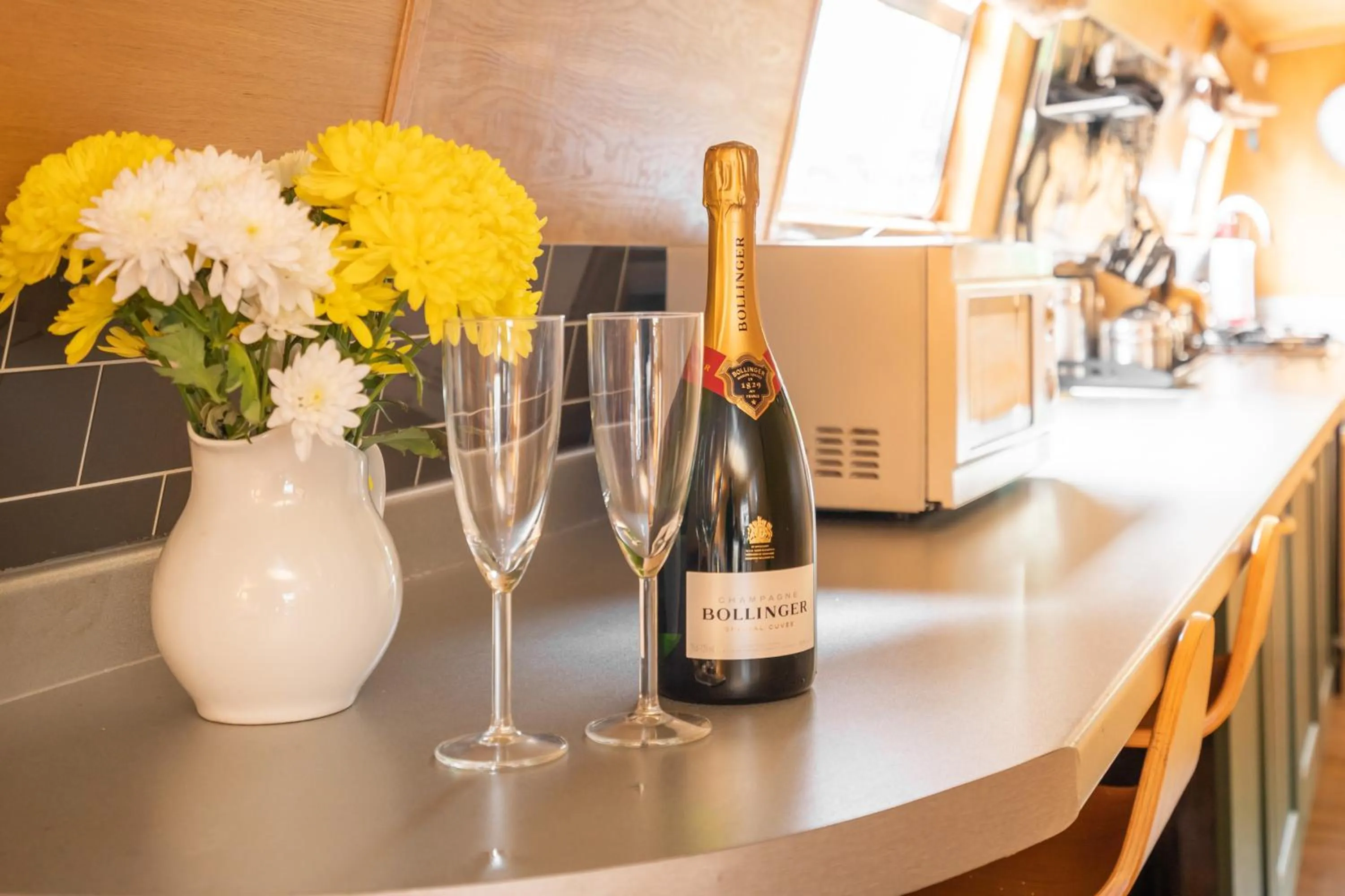 Kitchen or kitchenette in Edinburgh - Houseboats