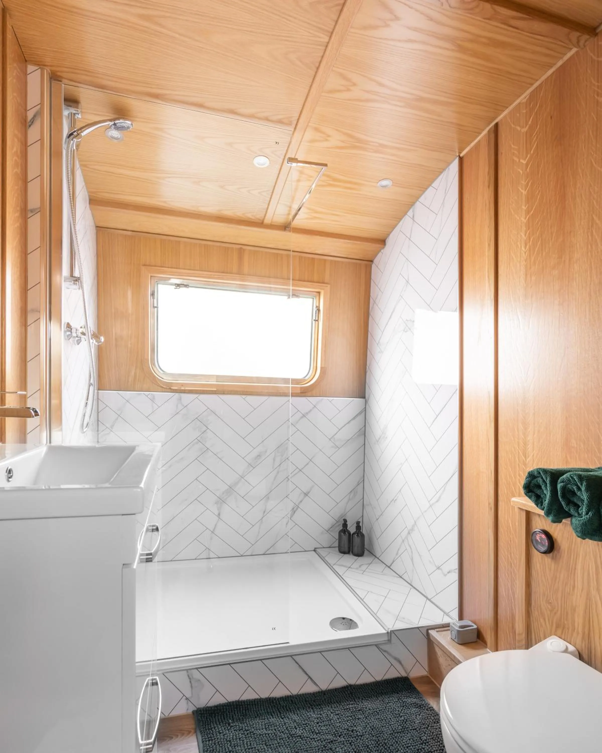 Shower, Bed in Edinburgh - Houseboats