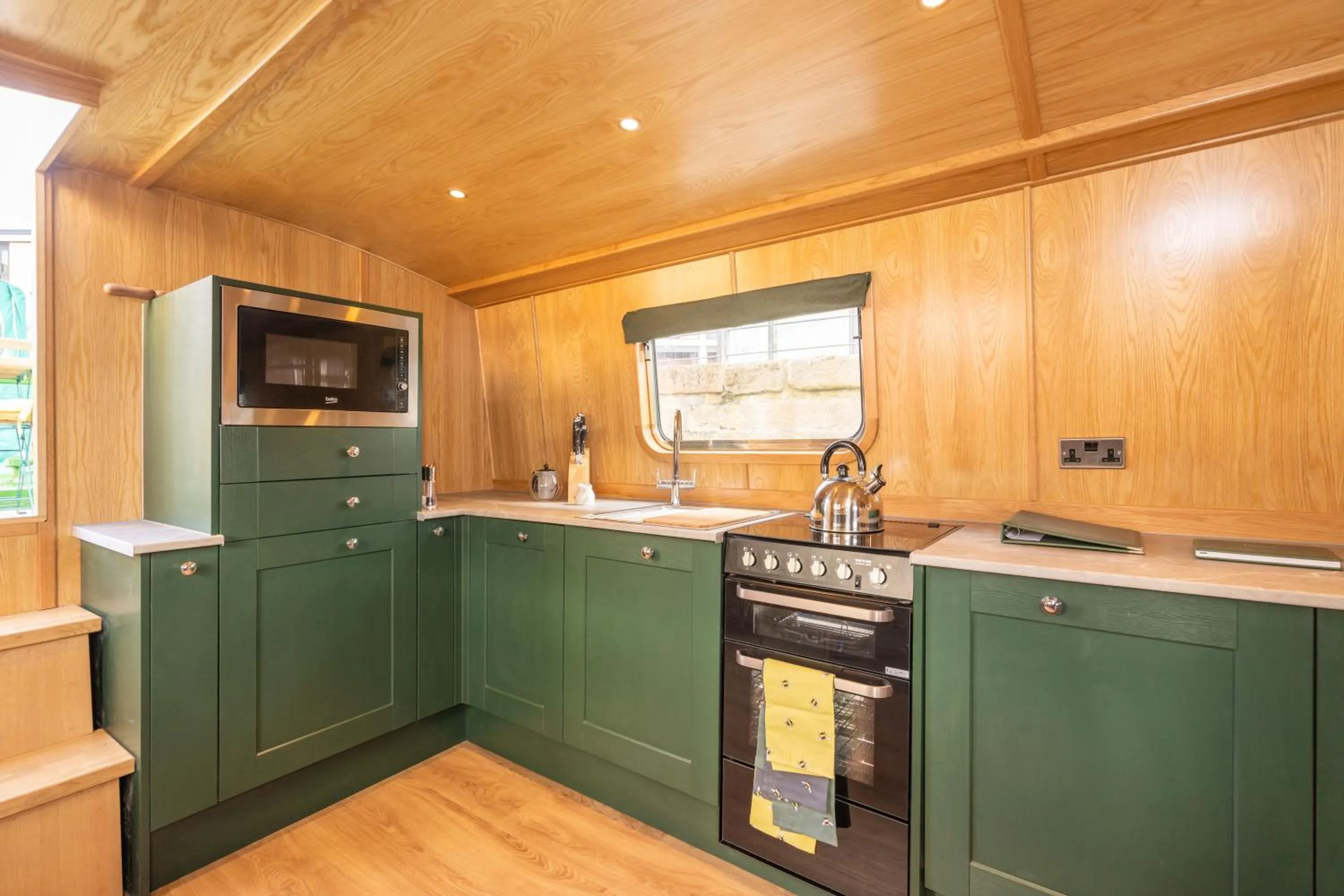 Kitchen or kitchenette in Edinburgh - Houseboats