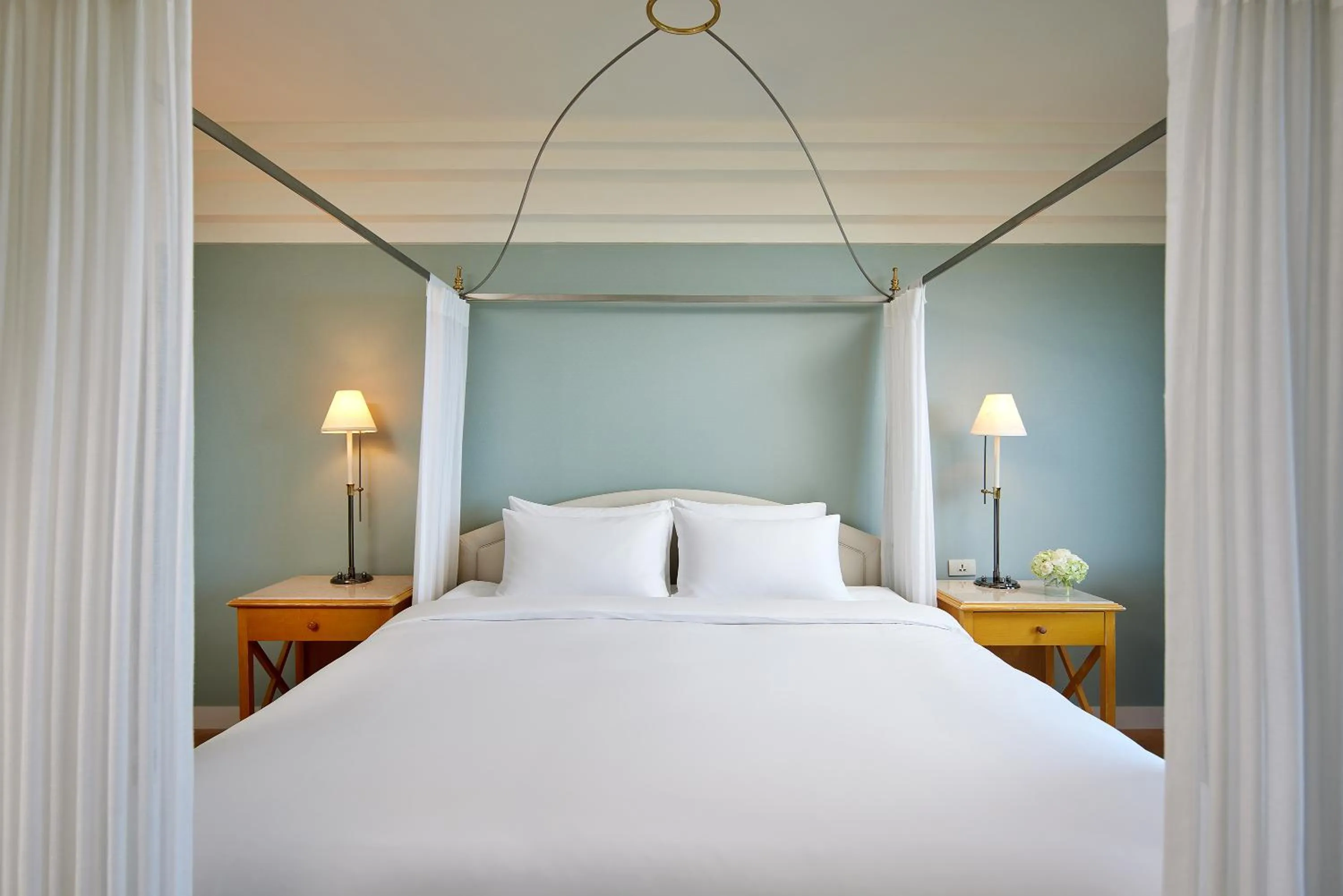 Photo of the whole room, Bed in The Shilla Jeju