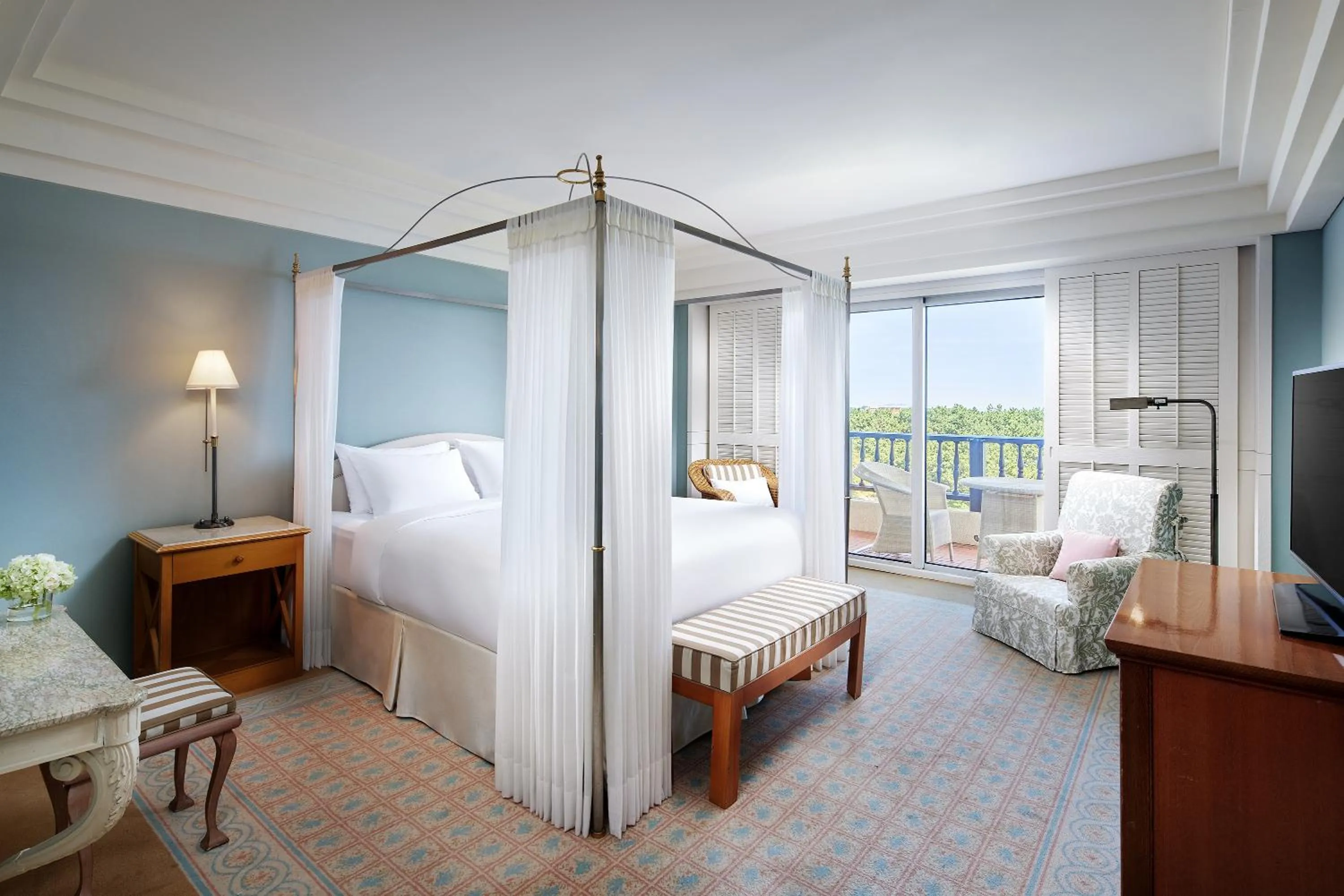 Photo of the whole room, Bed in The Shilla Jeju