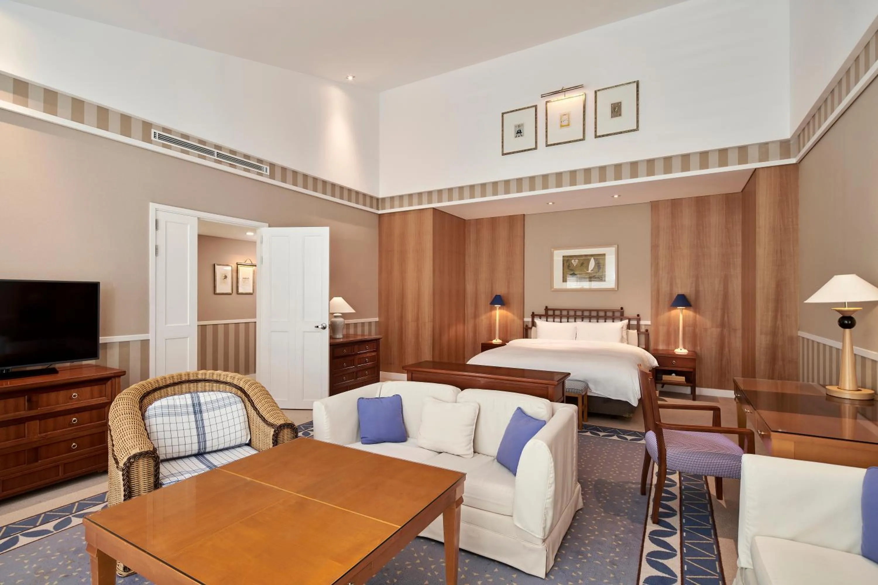 Photo of the whole room, Bed in The Shilla Jeju