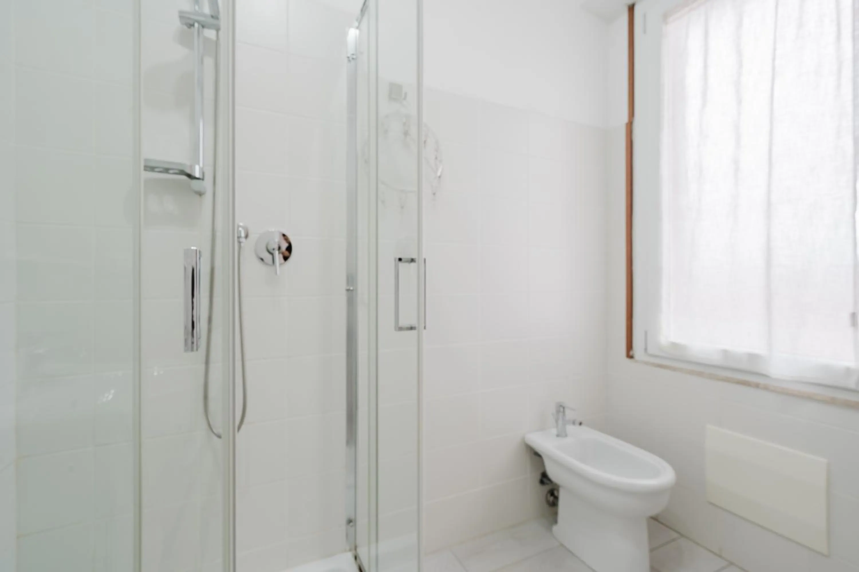 Shower in B&B La finestra sul porto