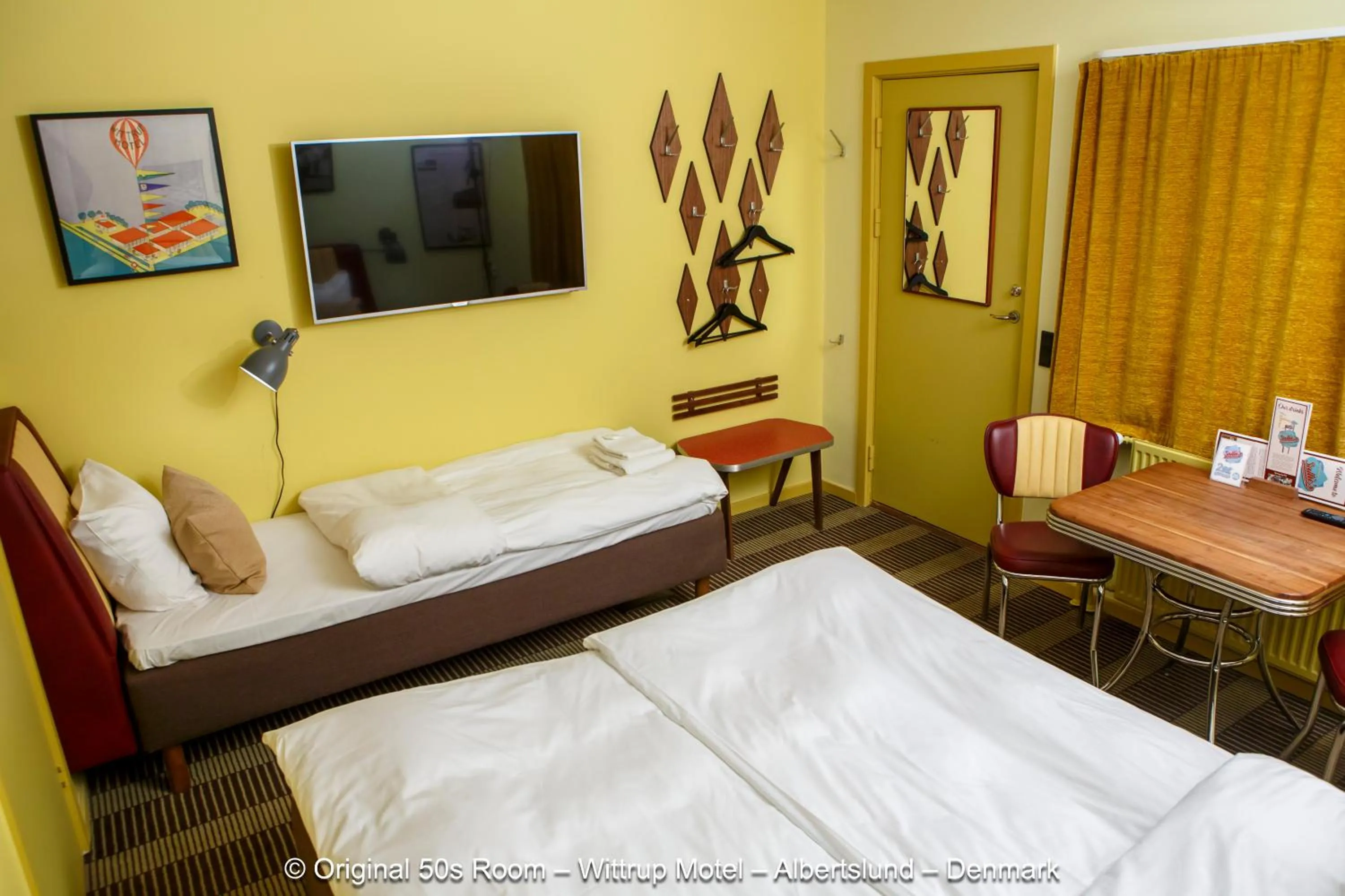 Communal lounge/ TV room, Bed in Wittrup Motel