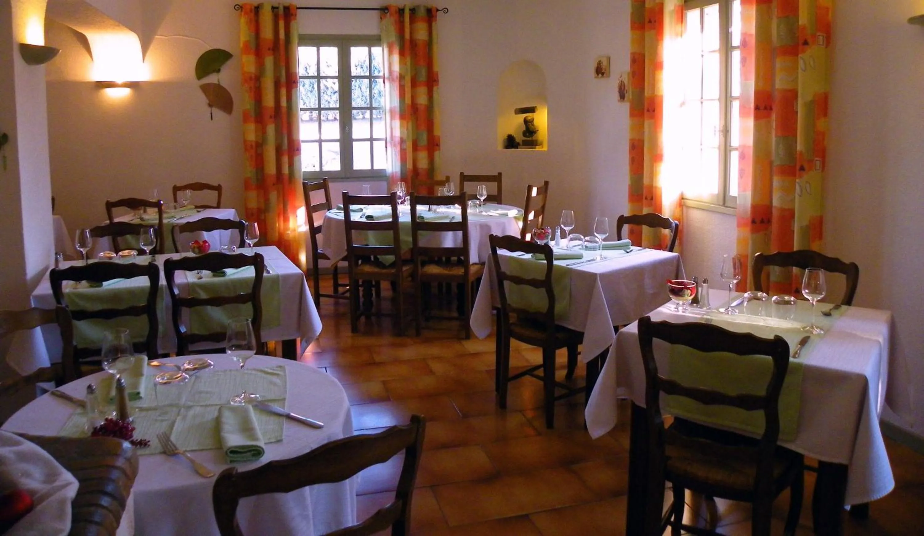 Restaurant/places to eat in HUMAN HOTEL RESIDENCE ex esparrus