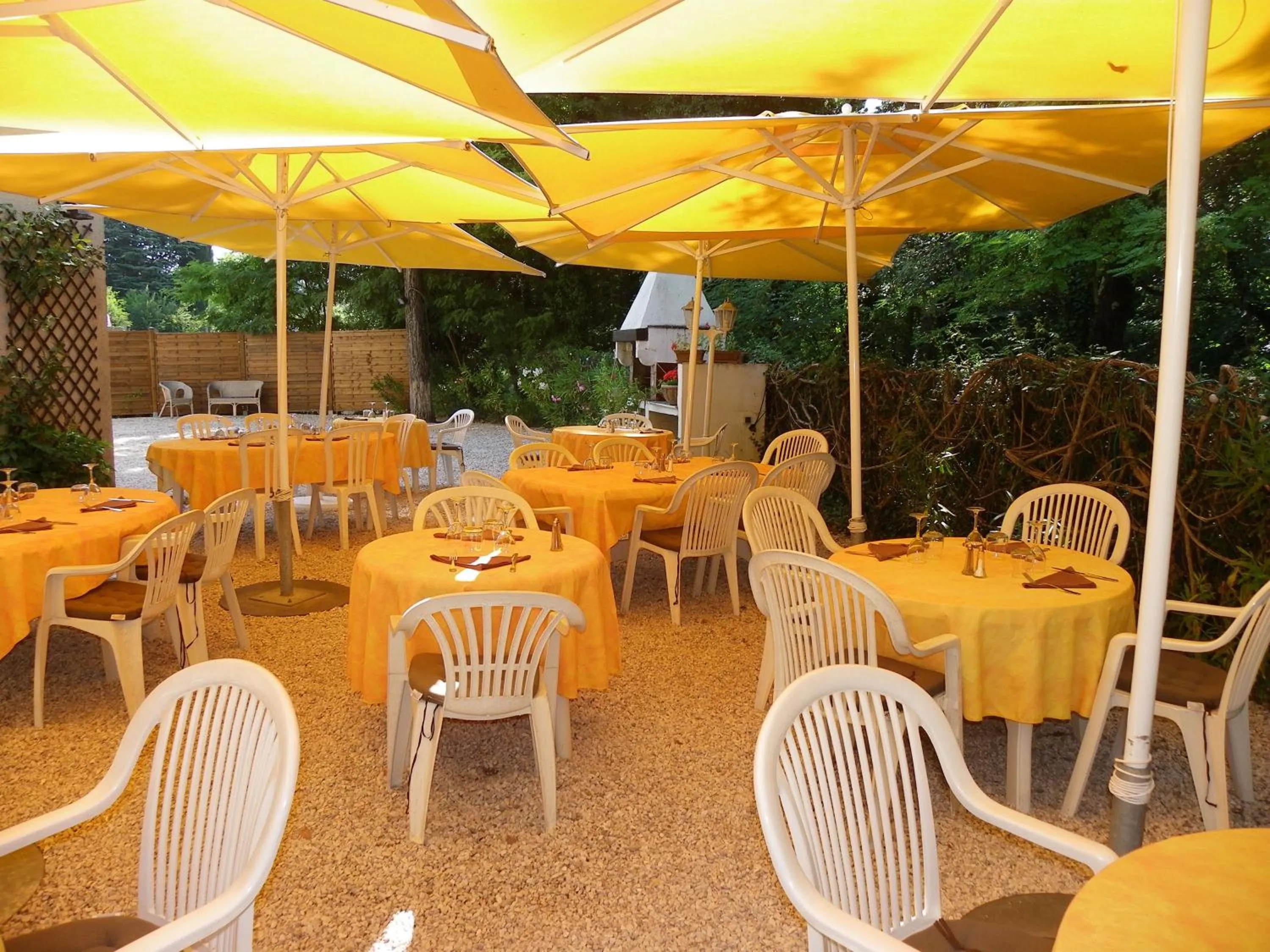 Restaurant/places to eat in HUMAN HOTEL RESIDENCE ex esparrus