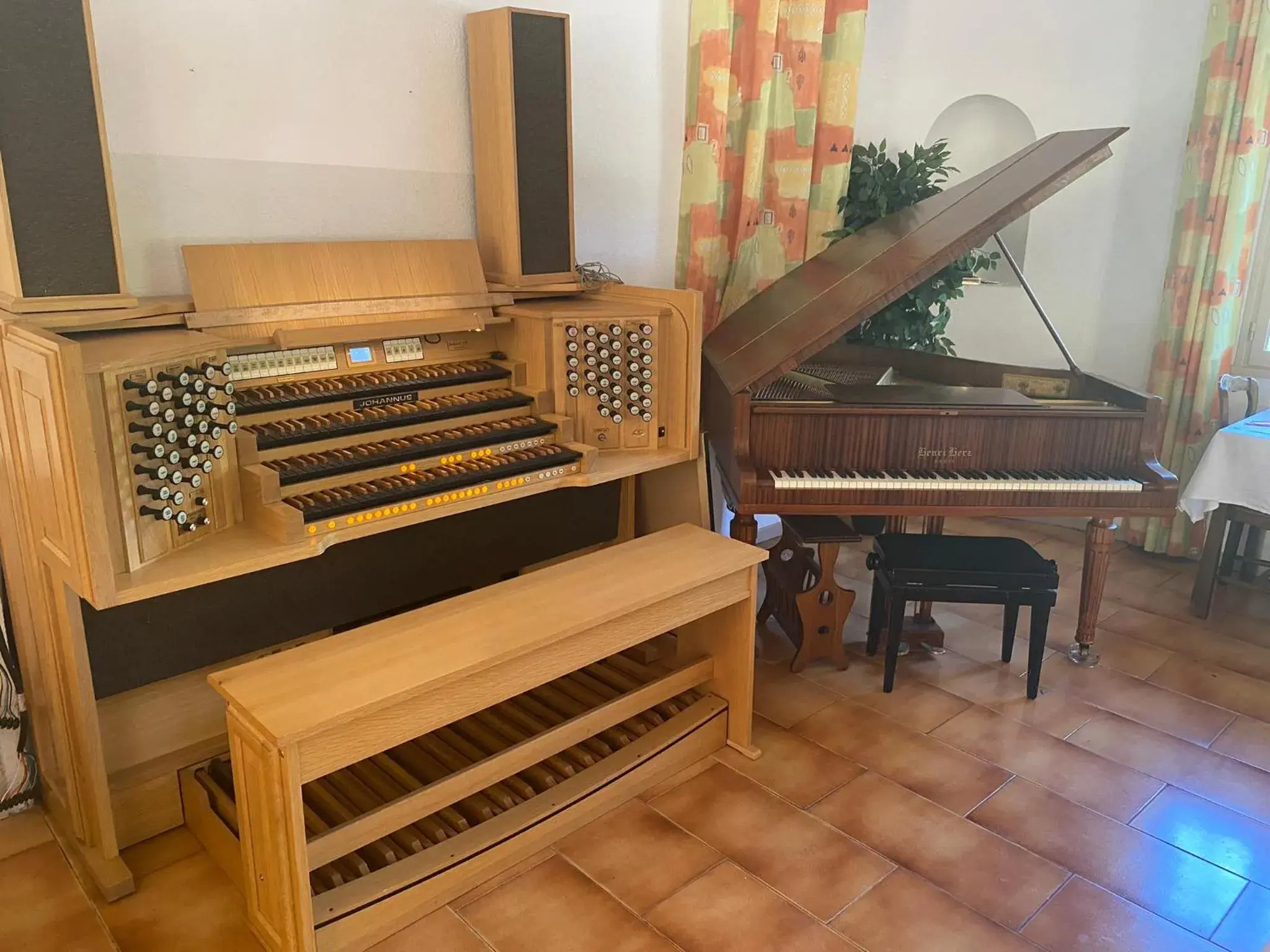 HUMAN HOTEL RESTAURANT Park HUMAN HOTEL RESTAURANT Park