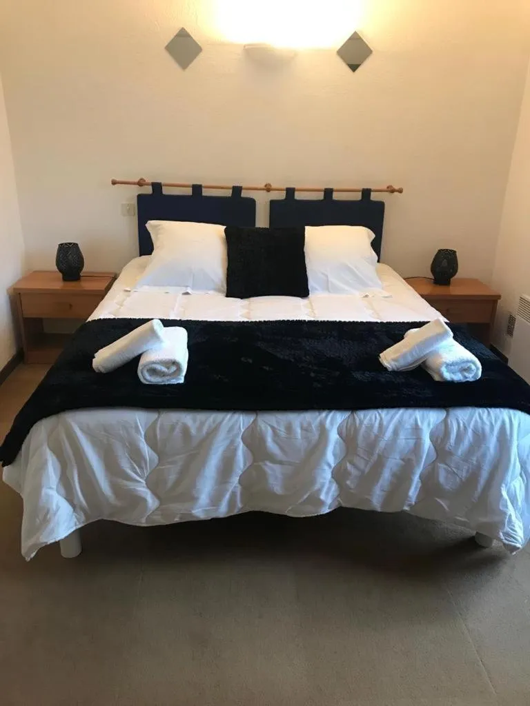 Bed in HUMAN HOTEL RESIDENCE ex esparrus