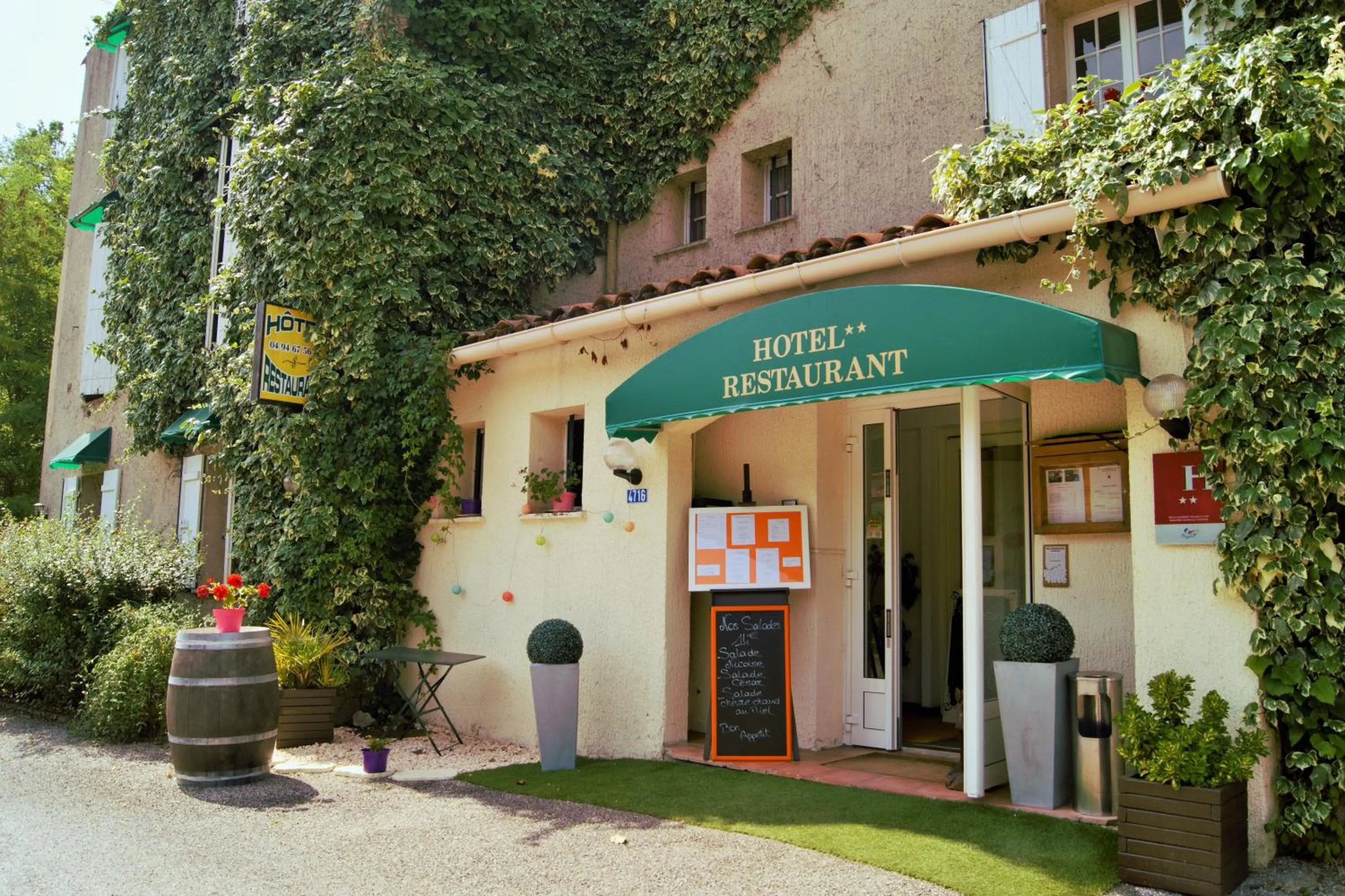 Facade/entrance in HUMAN HOTEL RESIDENCE ex esparrus