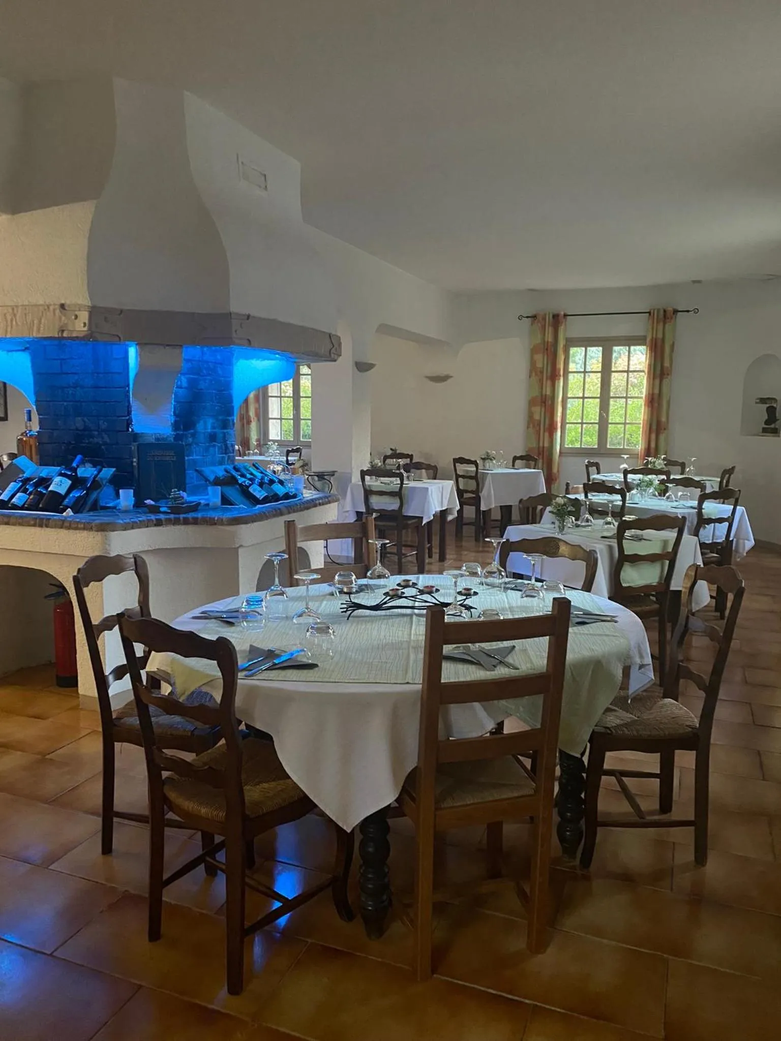 Restaurant/places to eat in HUMAN HOTEL RESIDENCE ex esparrus