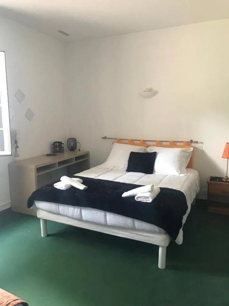 Bed in HUMAN HOTEL RESIDENCE ex esparrus