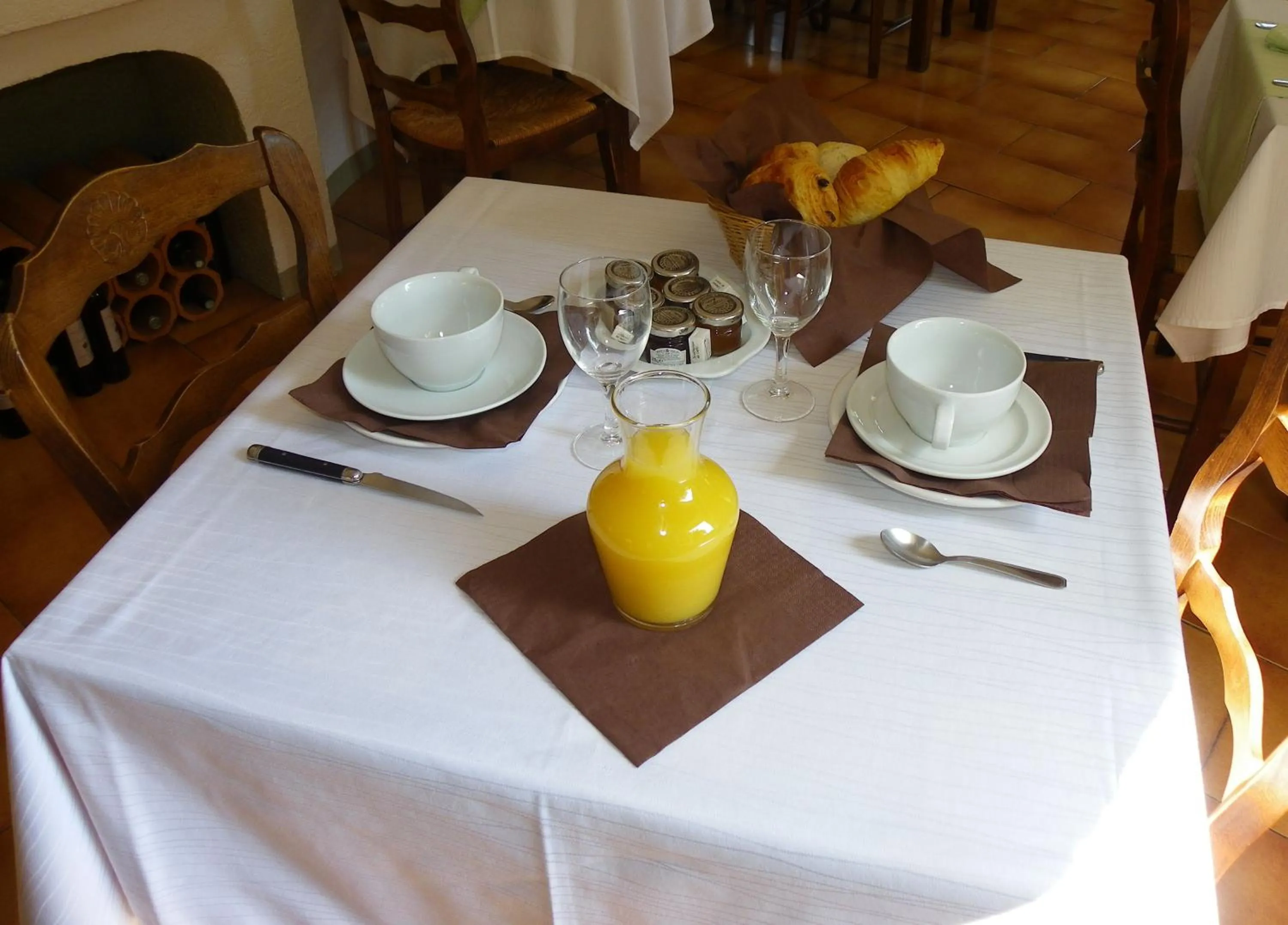 Restaurant/places to eat in HUMAN HOTEL RESIDENCE ex esparrus