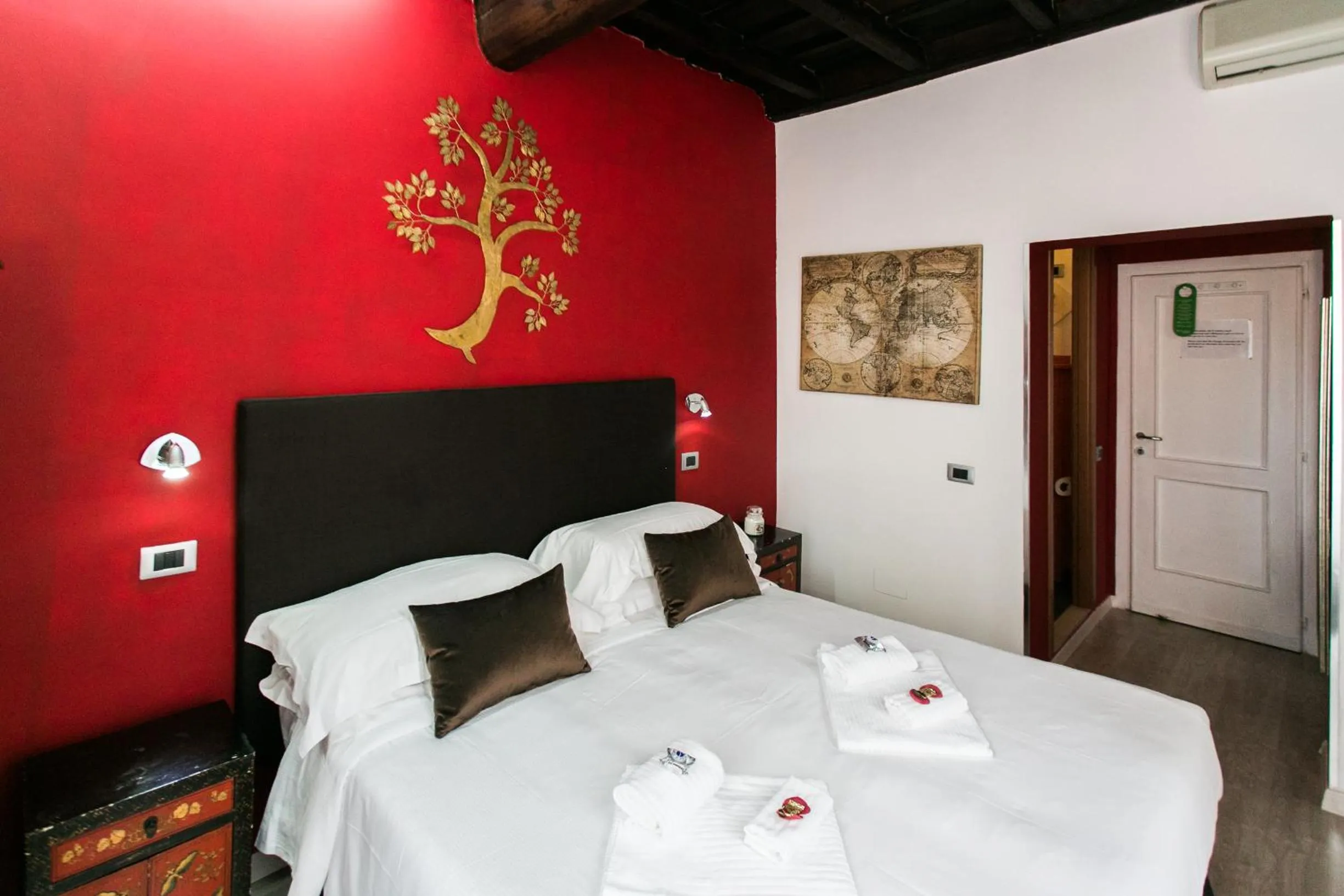 Photo of the whole room, Bed in Navona First Rooms