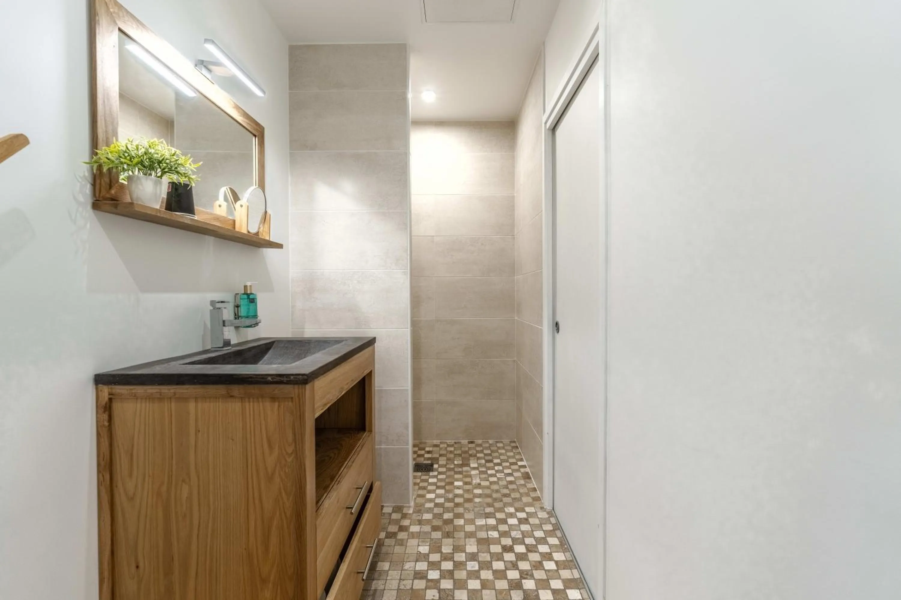 Shower in Hôtel Quai des Pontis