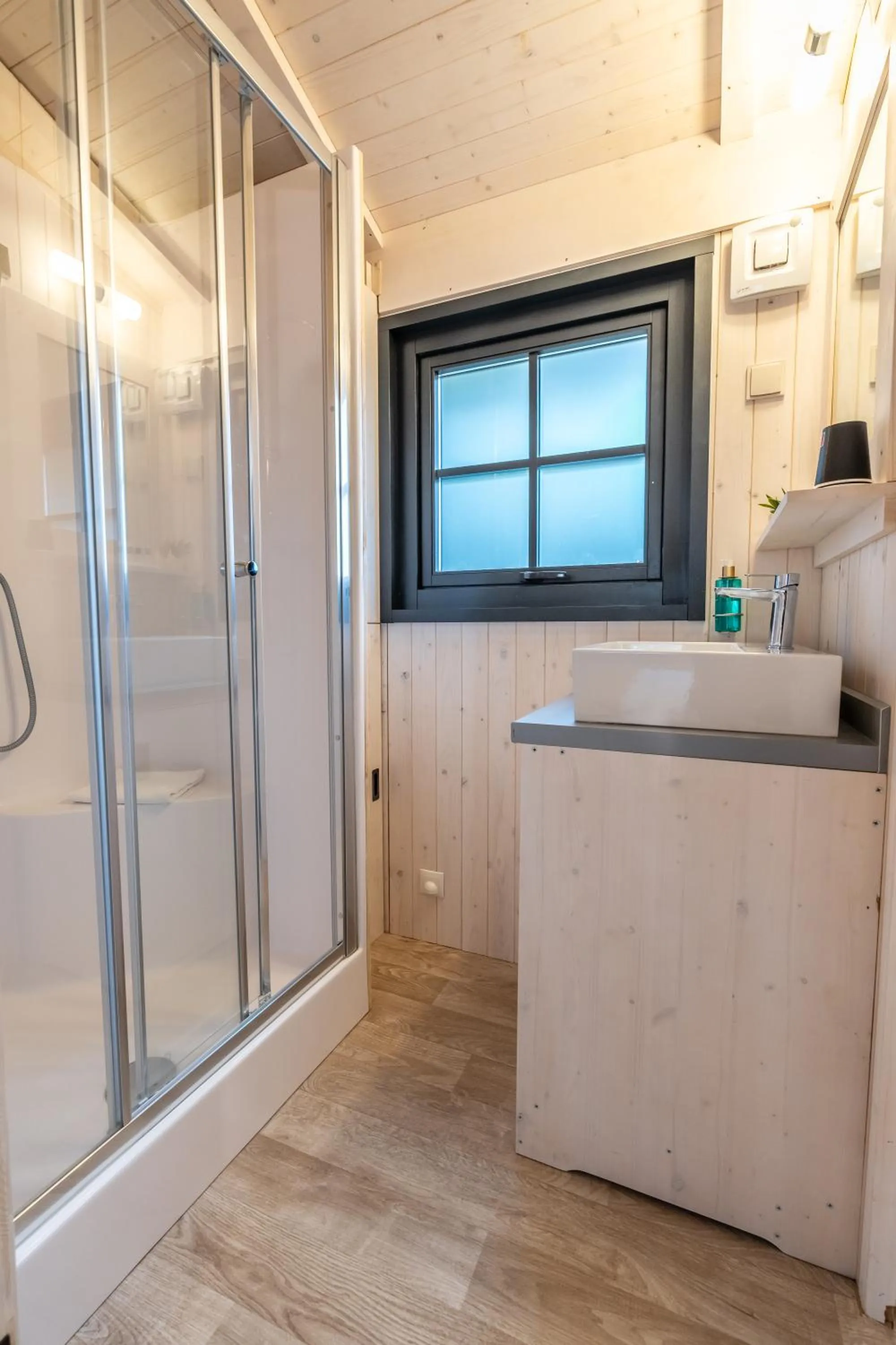 Shower in Hôtel Quai des Pontis