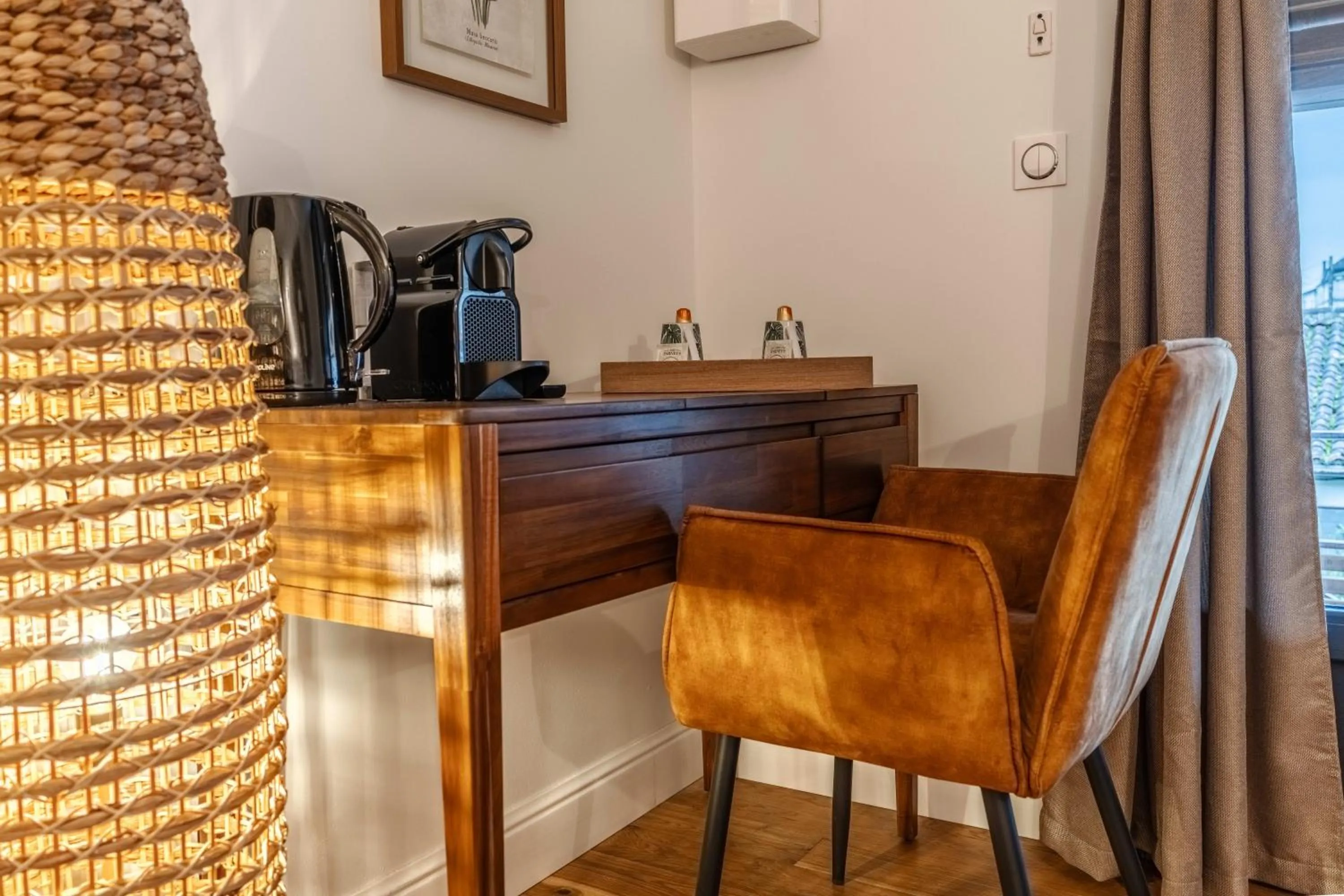 Coffee/tea facilities in Hôtel Quai des Pontis