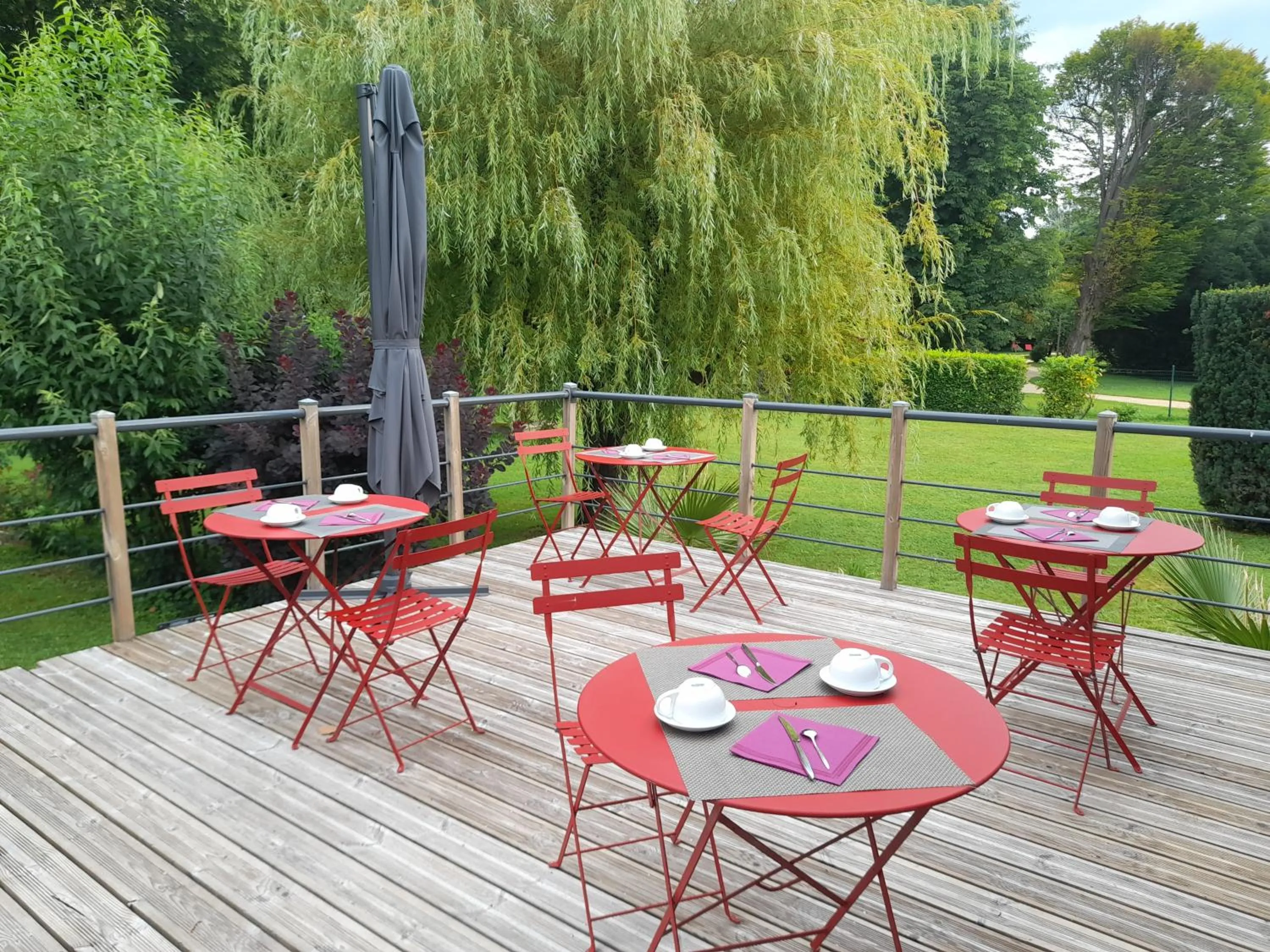 Garden in Hôtel Quai des Pontis