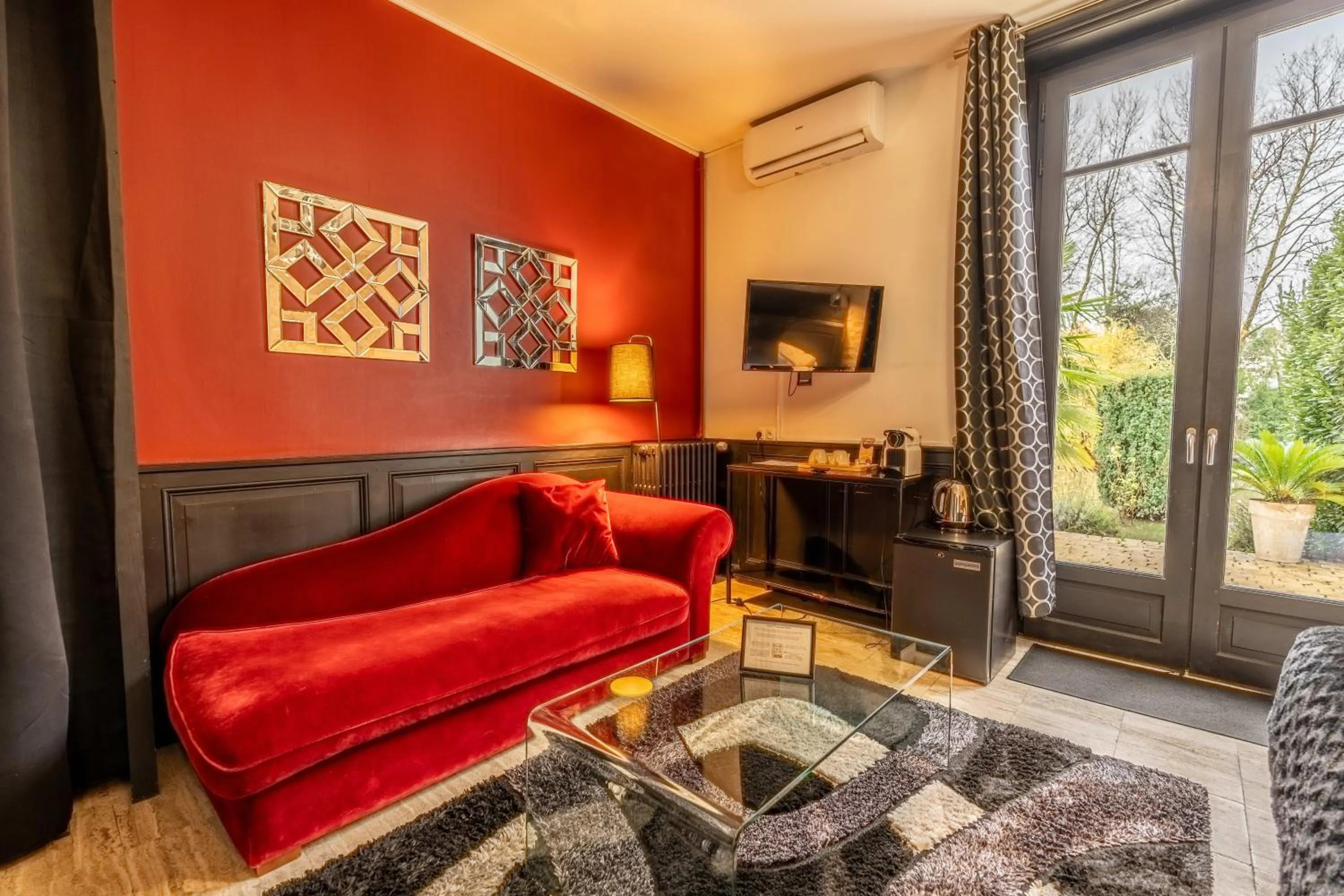 TV and multimedia in Hôtel Quai des Pontis