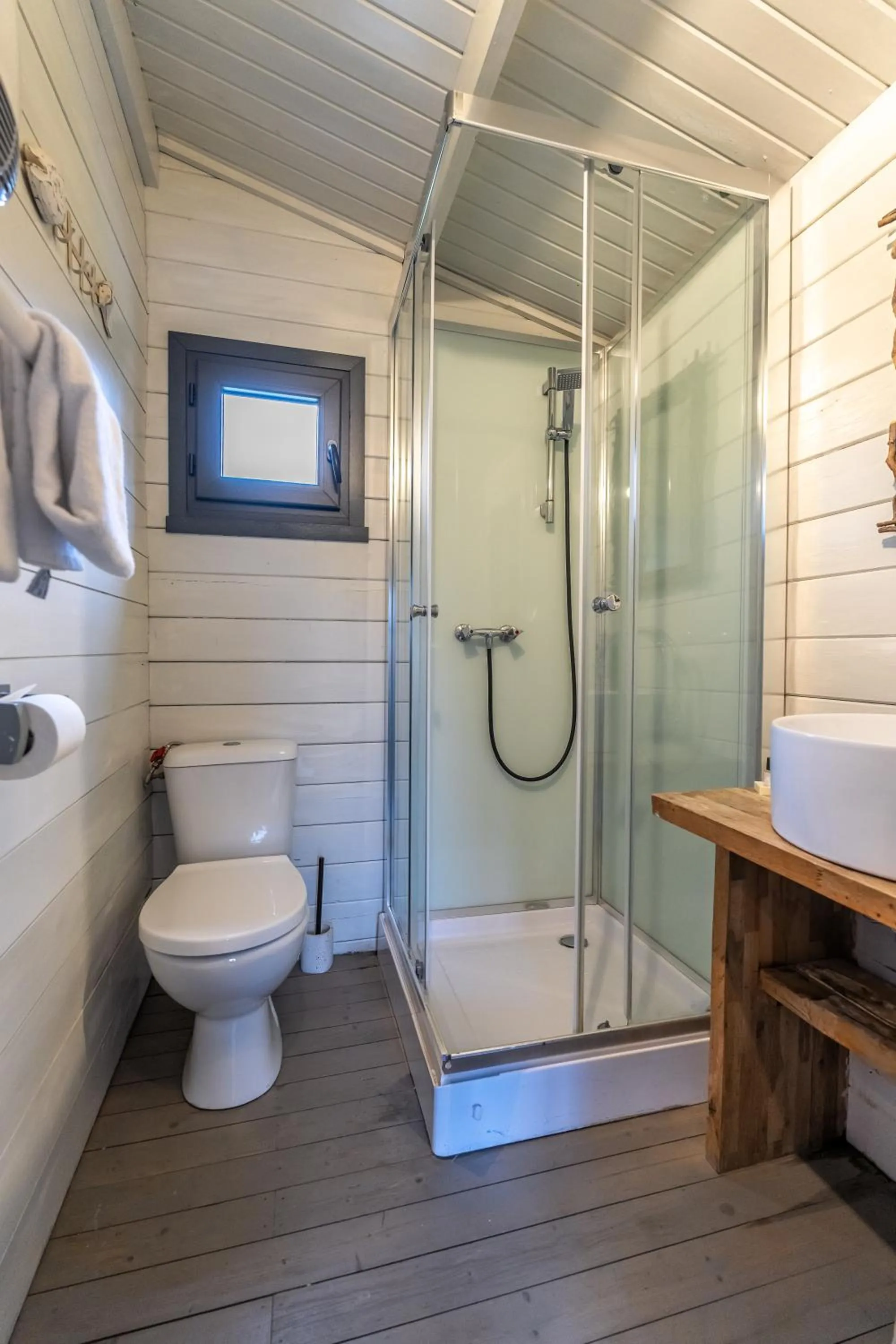 Shower in Hôtel Quai des Pontis