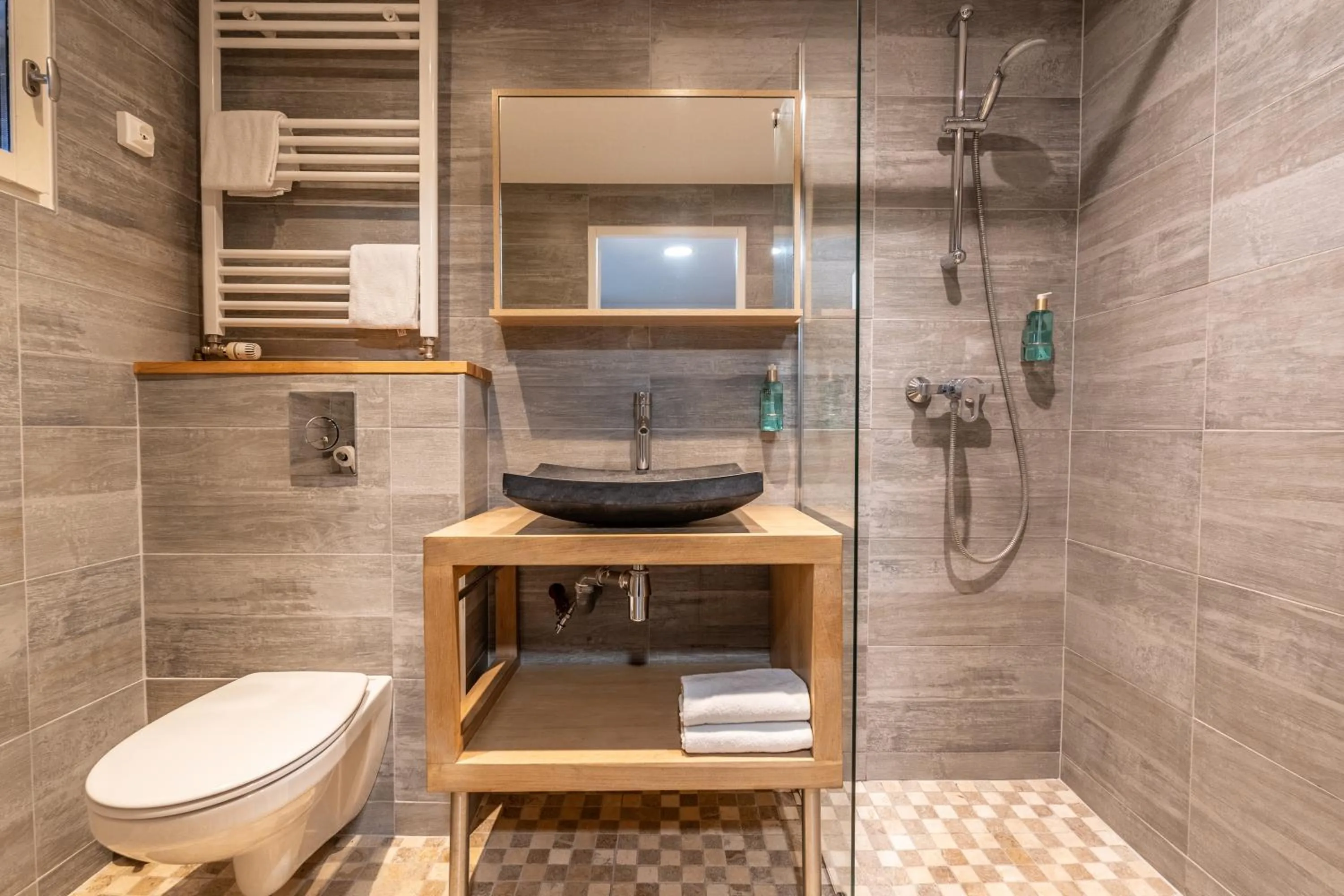 Shower in Hôtel Quai des Pontis