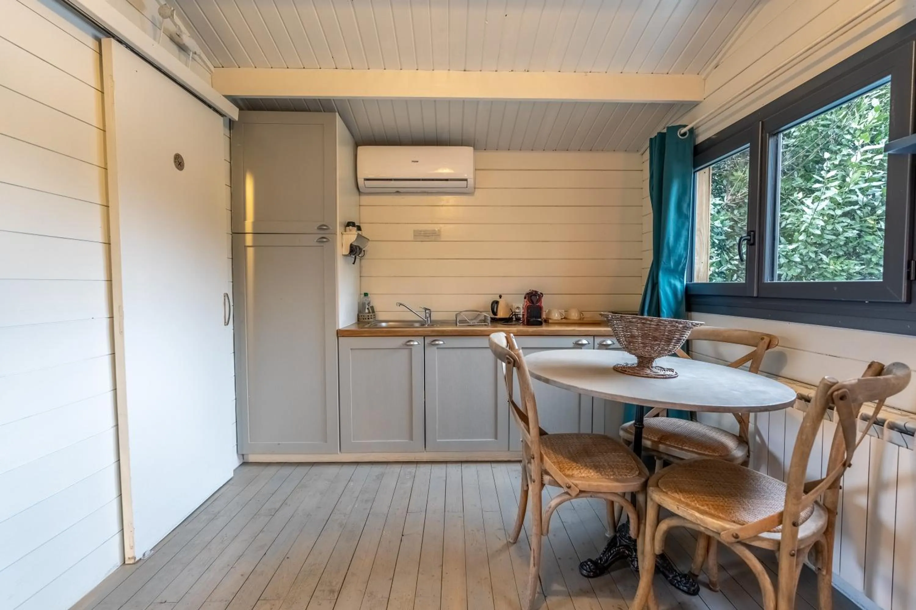 Kitchen or kitchenette in Hôtel Quai des Pontis