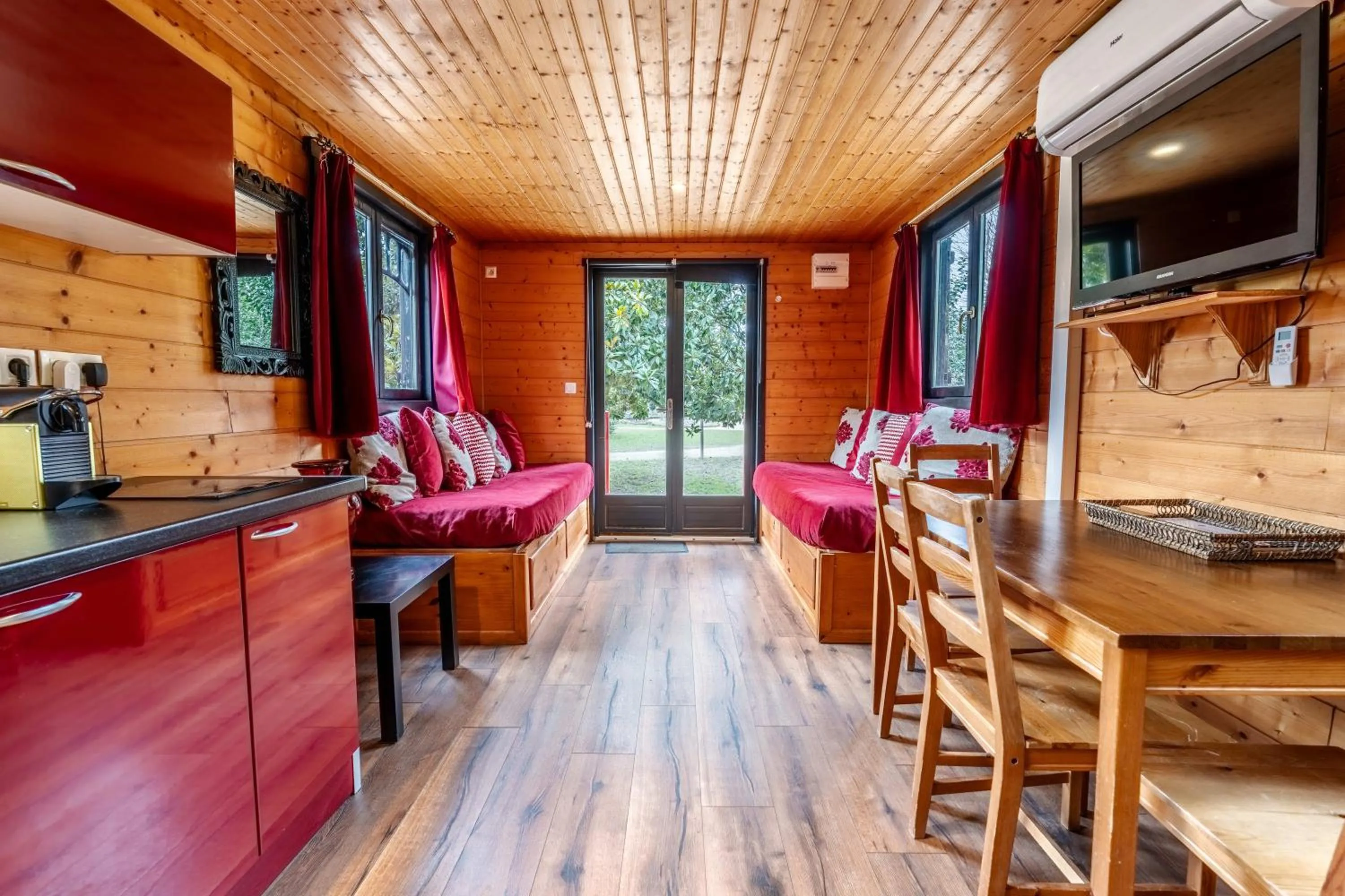 Coffee/tea facilities in Hôtel Quai des Pontis