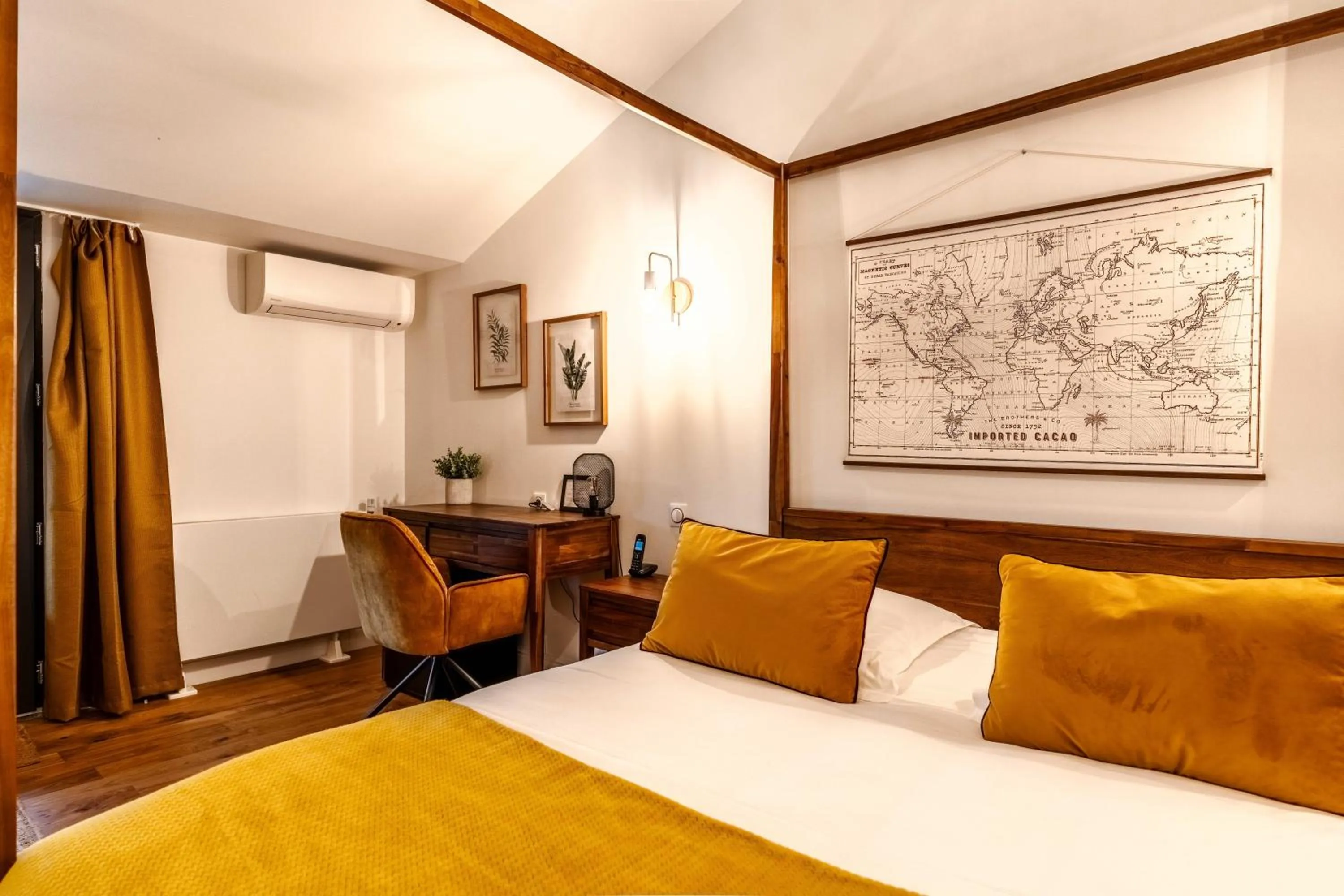 Bed in Hôtel Quai des Pontis