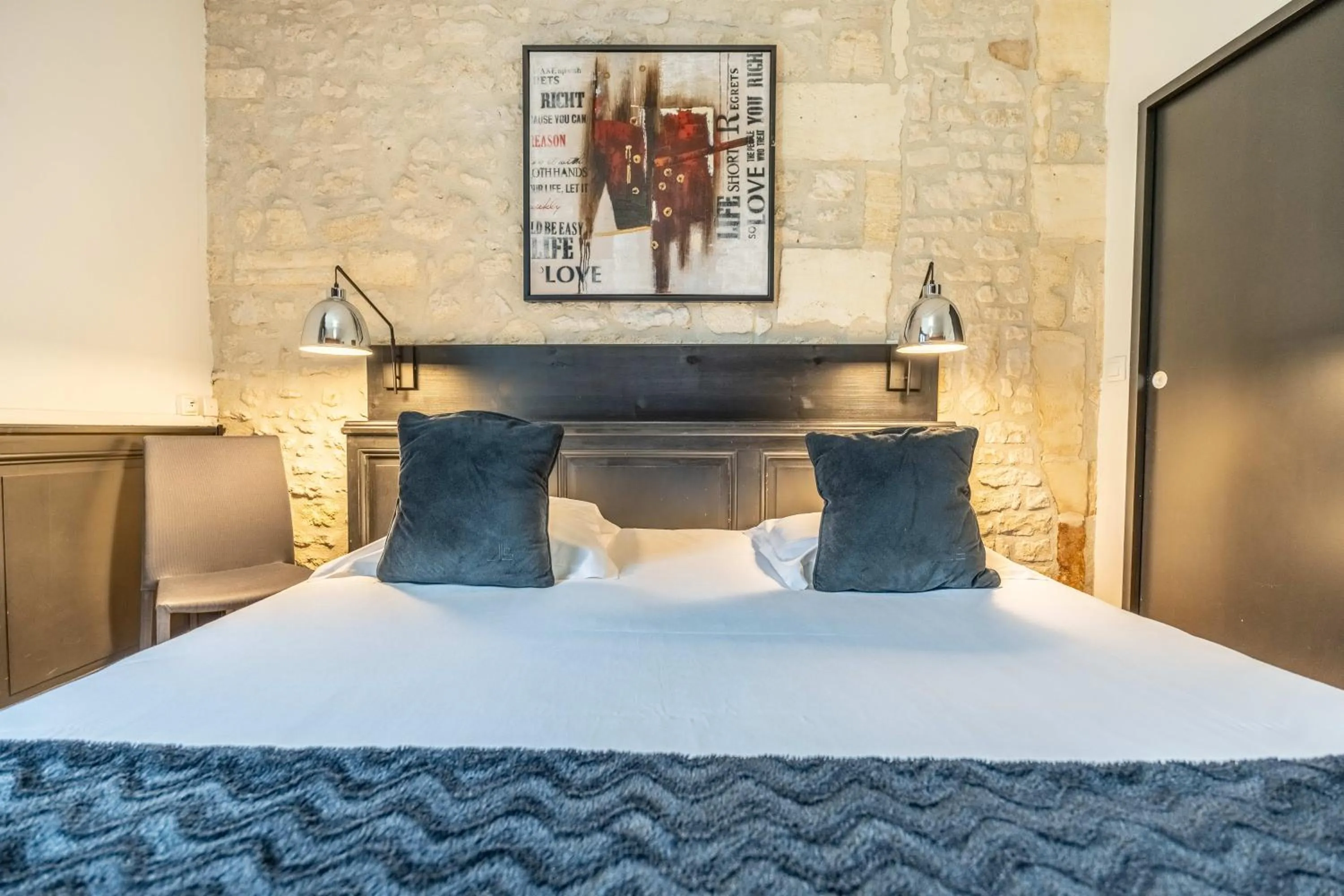 Bed in Hôtel Quai des Pontis