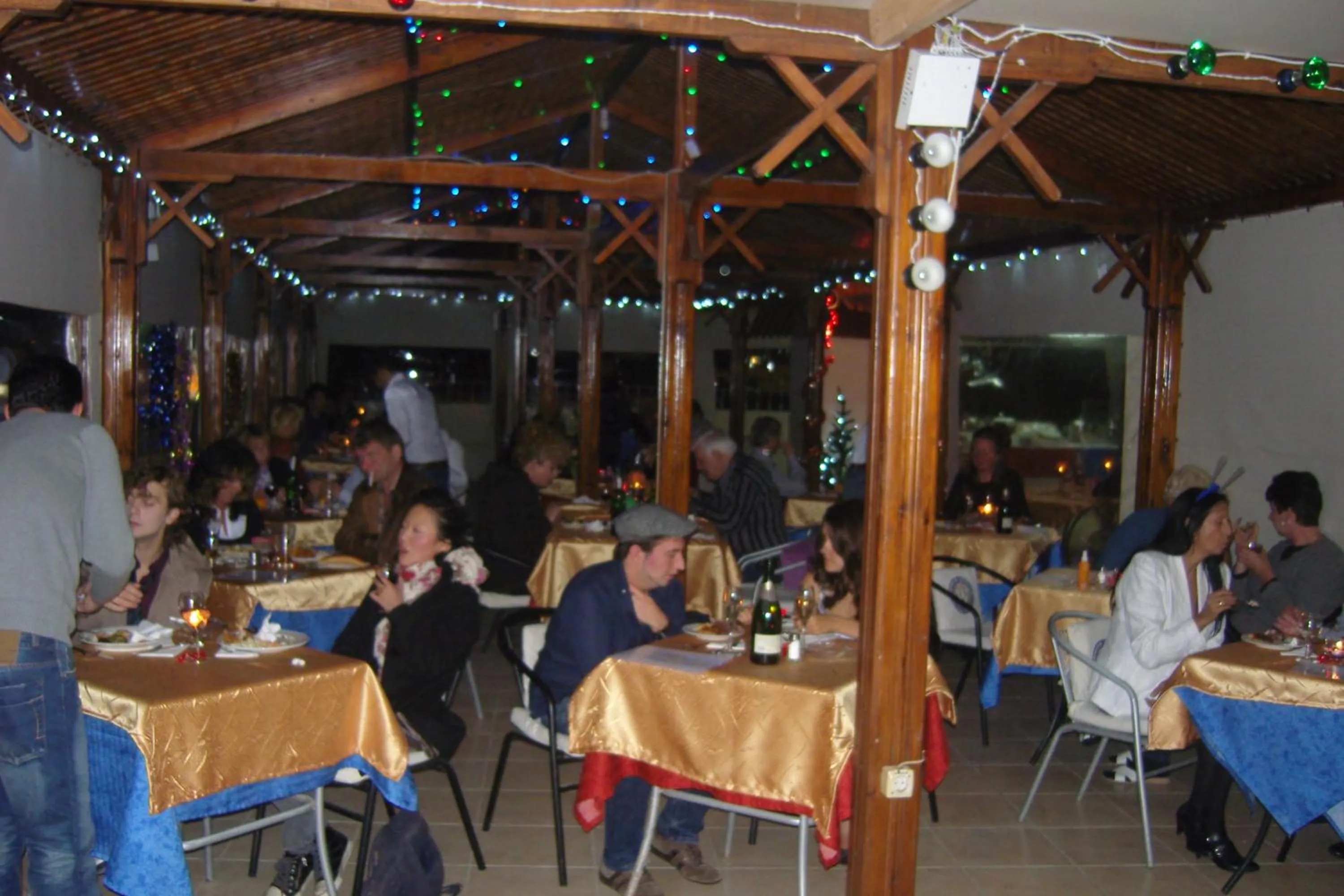 Restaurant/places to eat in Golden Rose Hotel