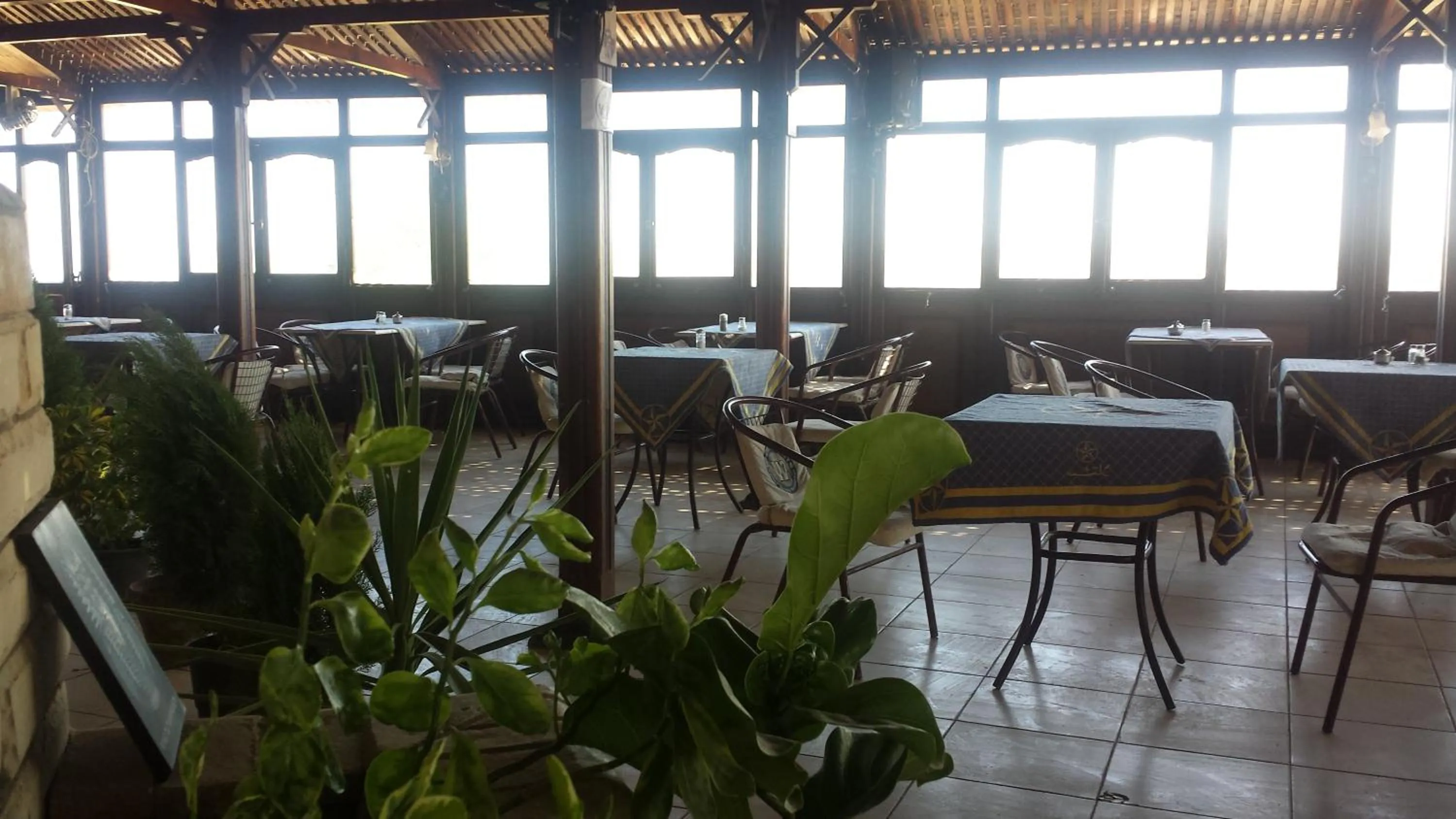 Restaurant/places to eat in Golden Rose Hotel