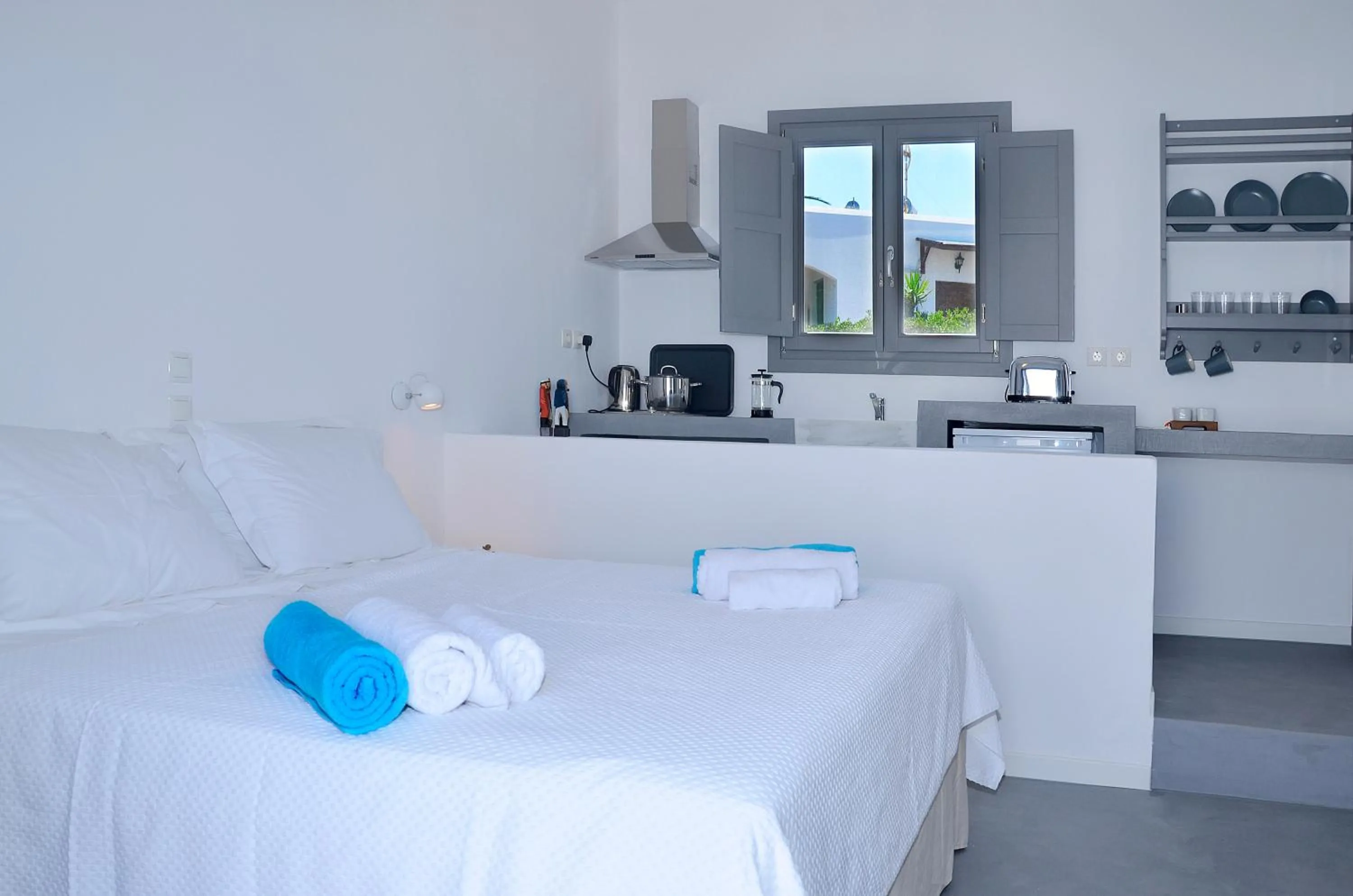 Kitchen or kitchenette, Bed in Ionathan Koufonisia Suites