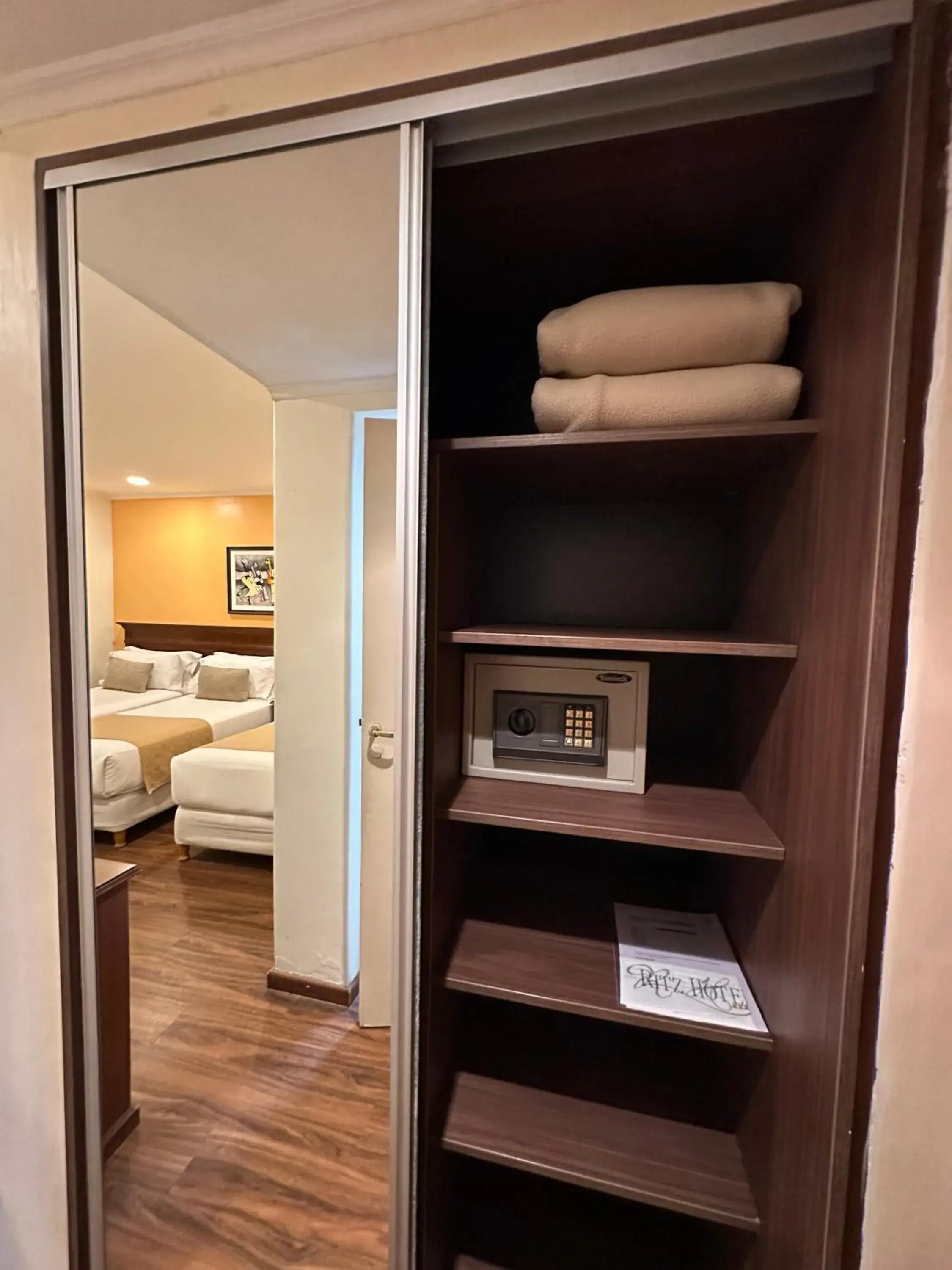 safe, Bed in Ritz Hotel Mendoza safe, Bed in Ritz Hotel Mendoza