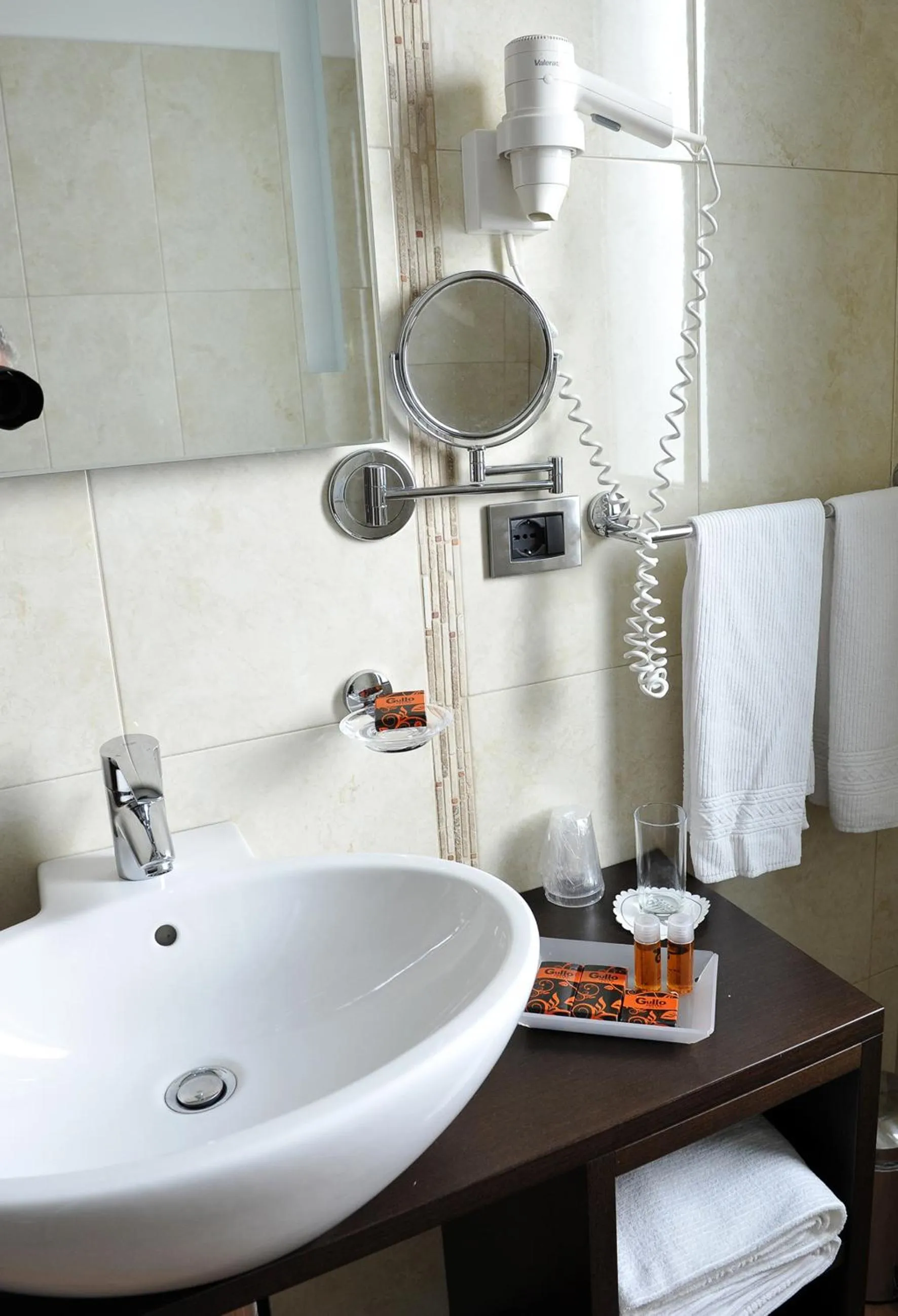 Bathroom in Gullo Hotel