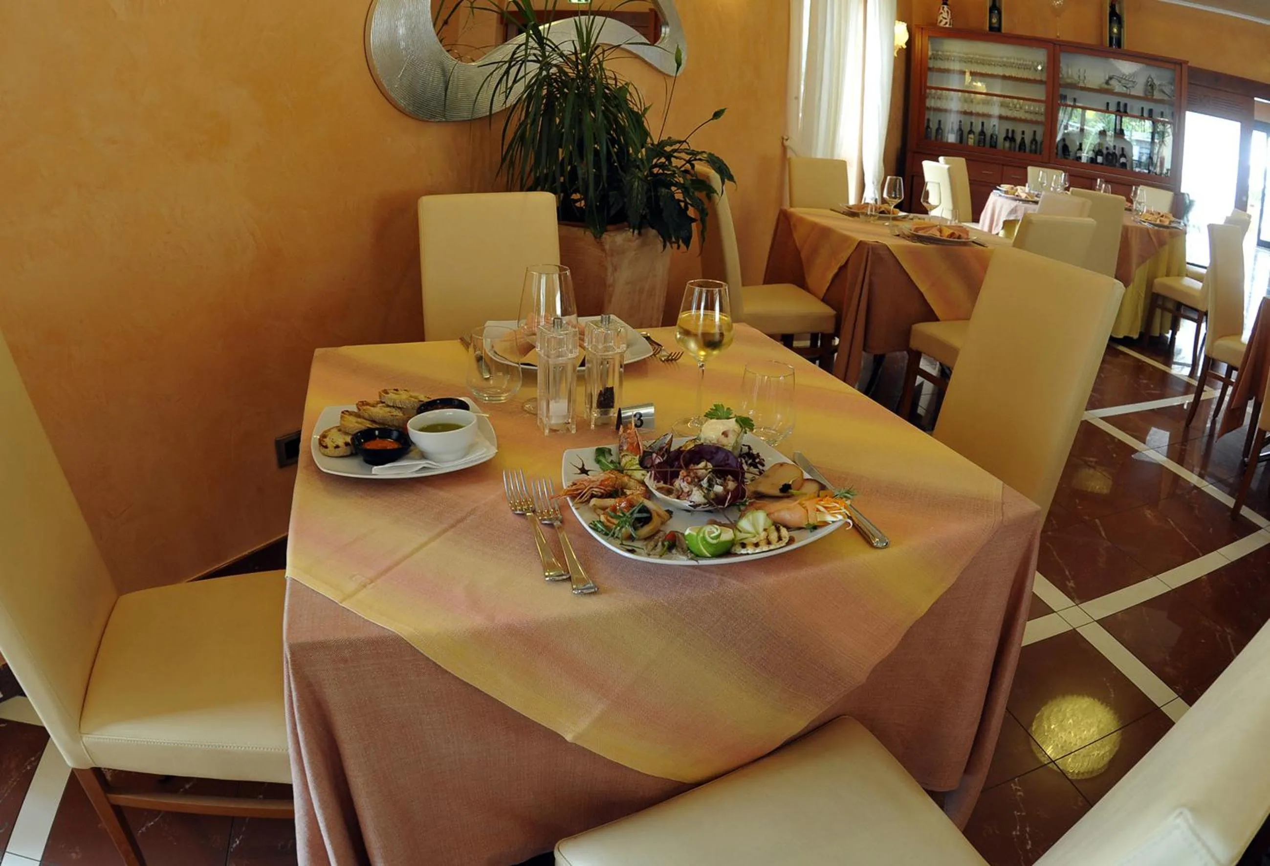 Restaurant/places to eat in Gullo Hotel