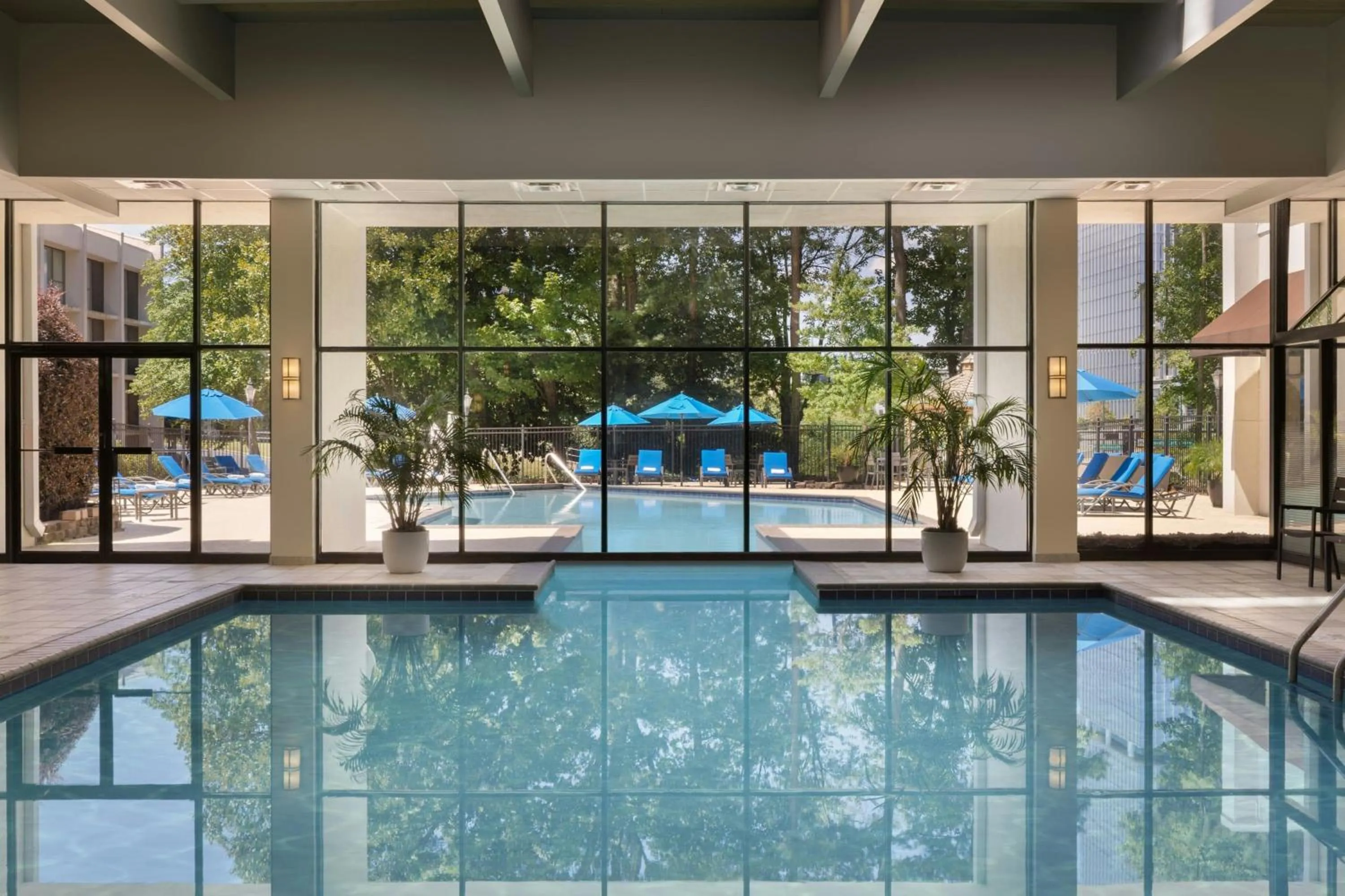 Swimming pool in Atlanta Marriott Perimeter Center
