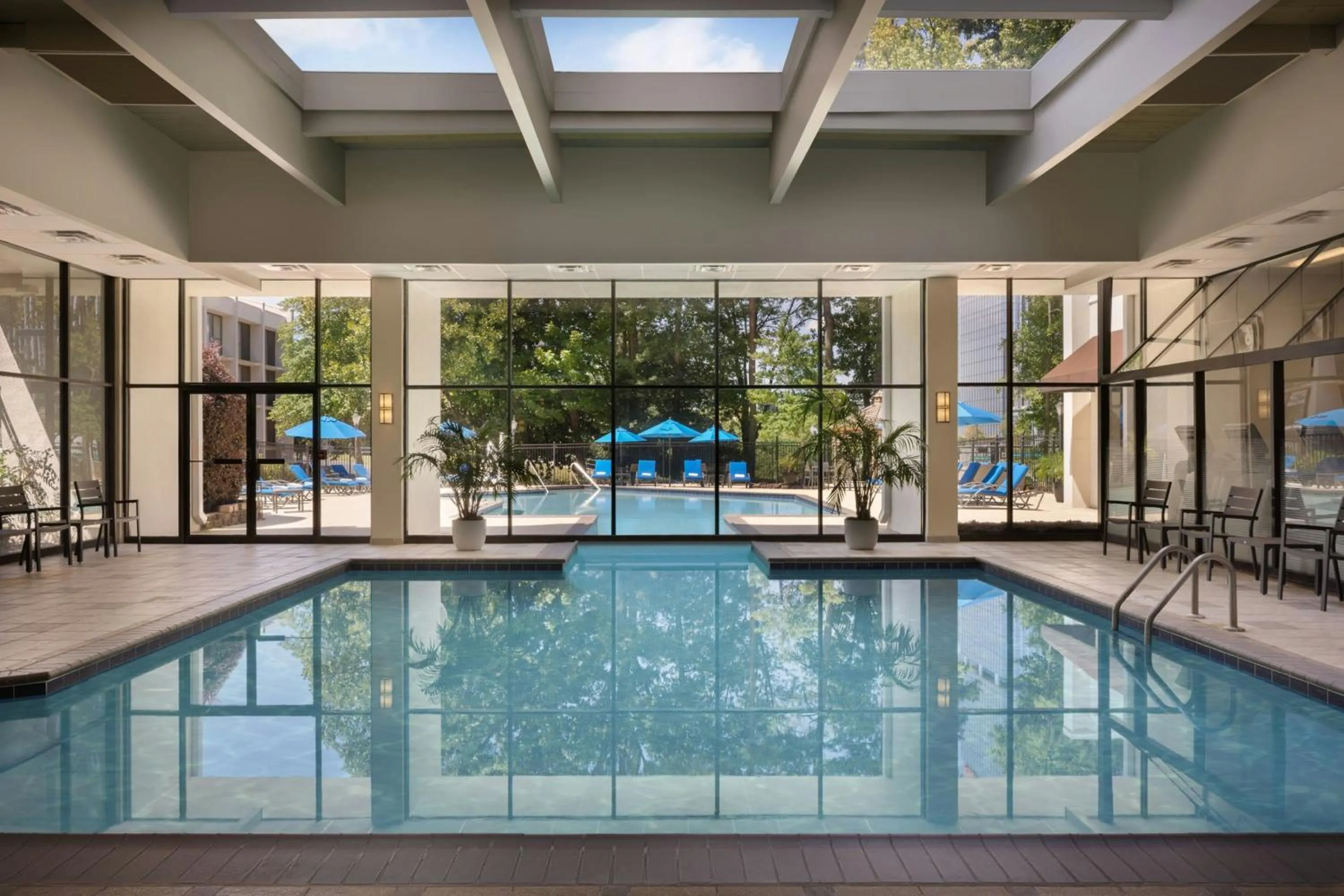 Swimming pool in Atlanta Marriott Perimeter Center