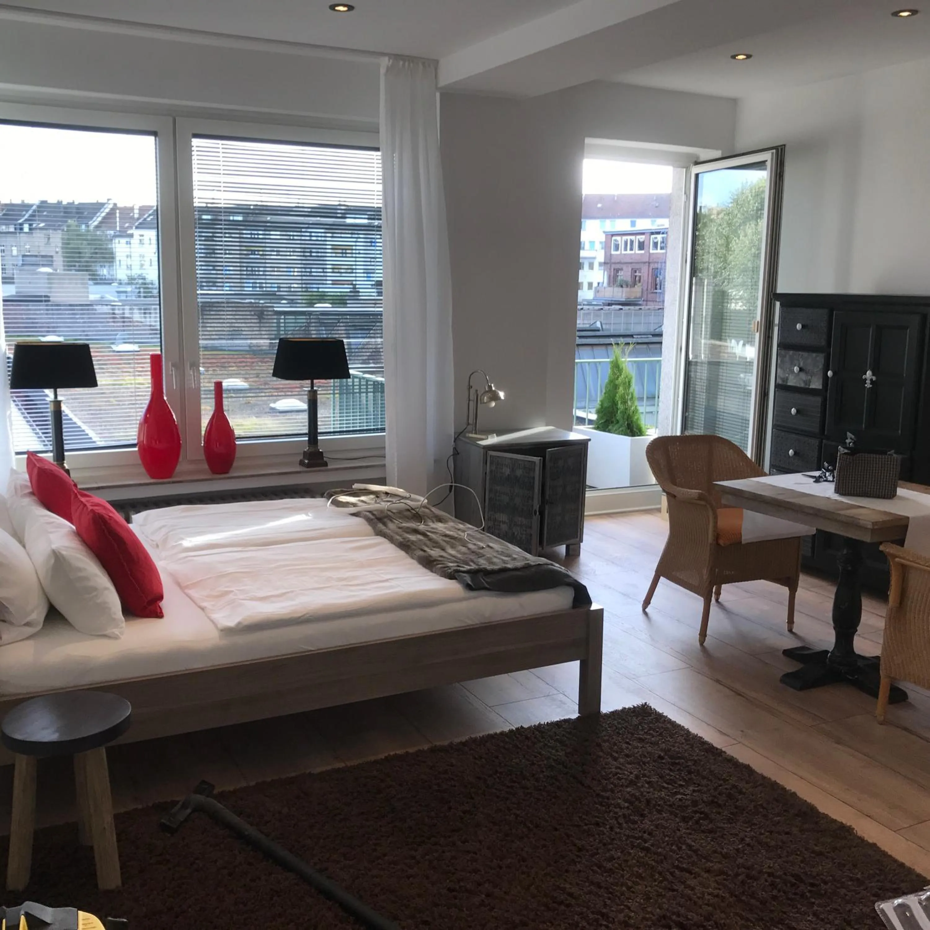 Living room, Bed in Düsseldorfer Domicil Media Harbour