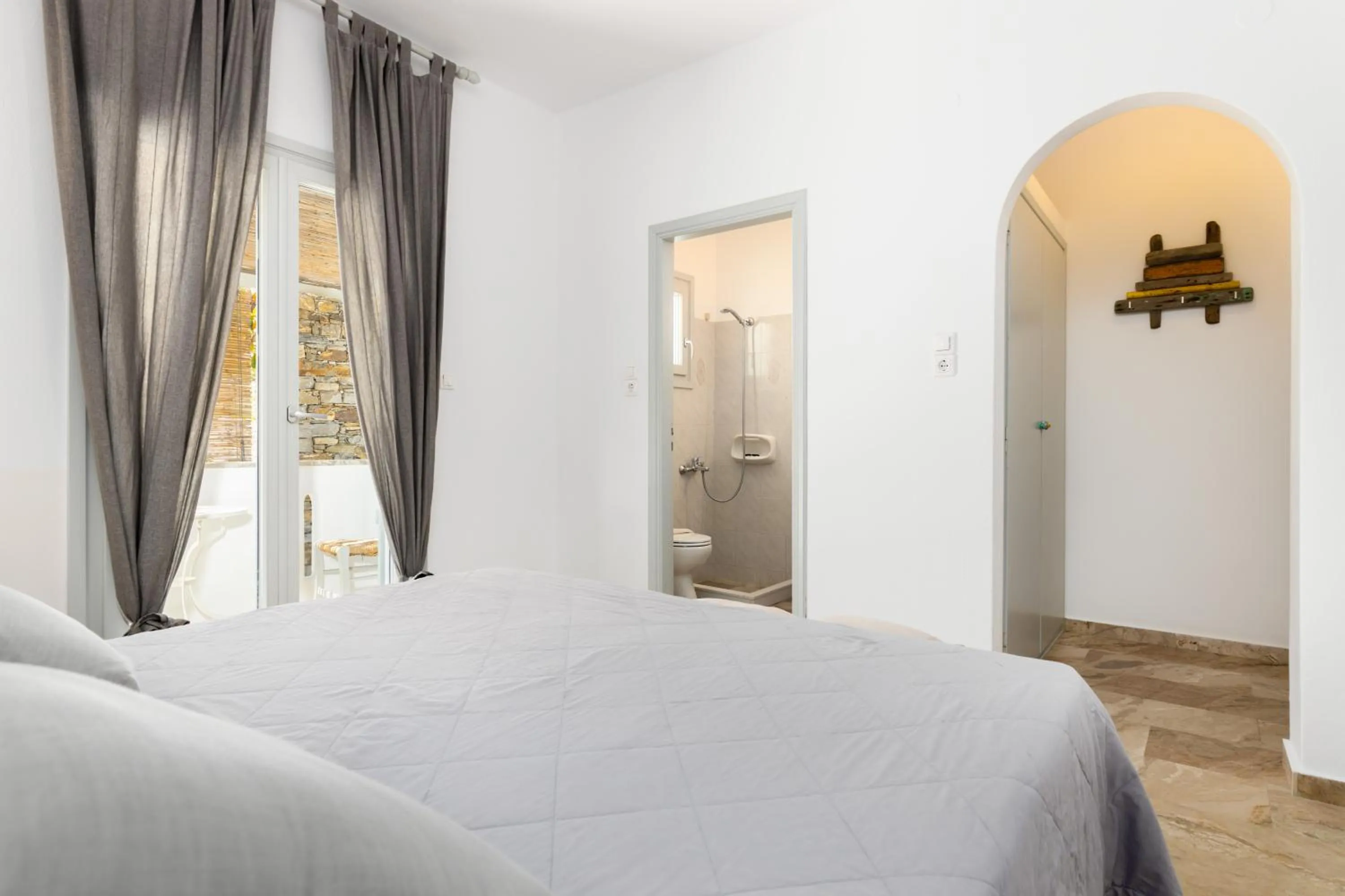 Photo of the whole room in Roses Beach