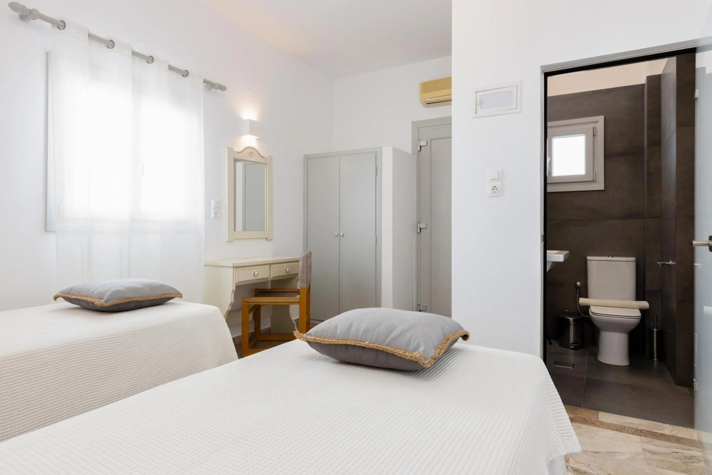 Photo of the whole room in Roses Beach