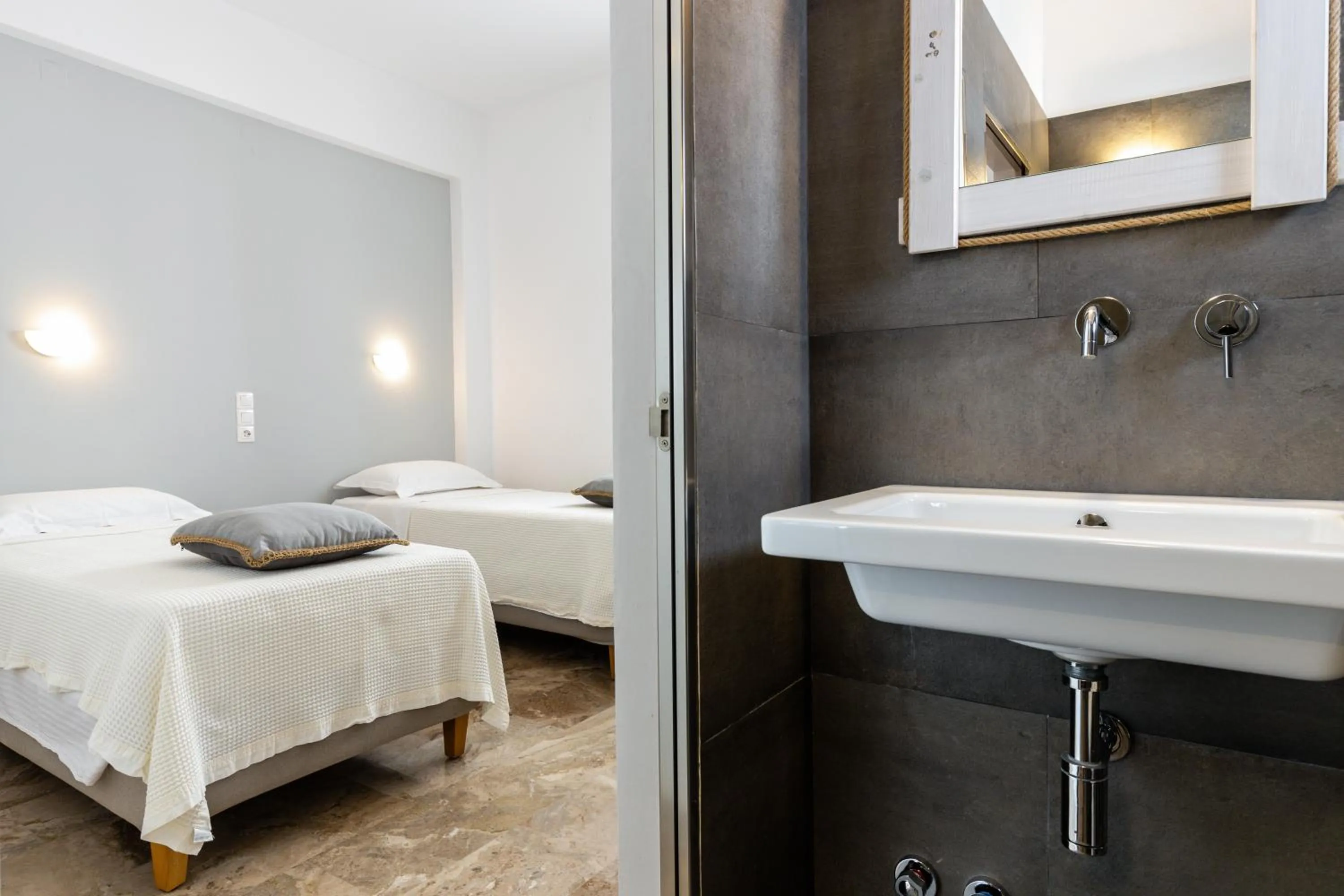 Photo of the whole room in Roses Beach