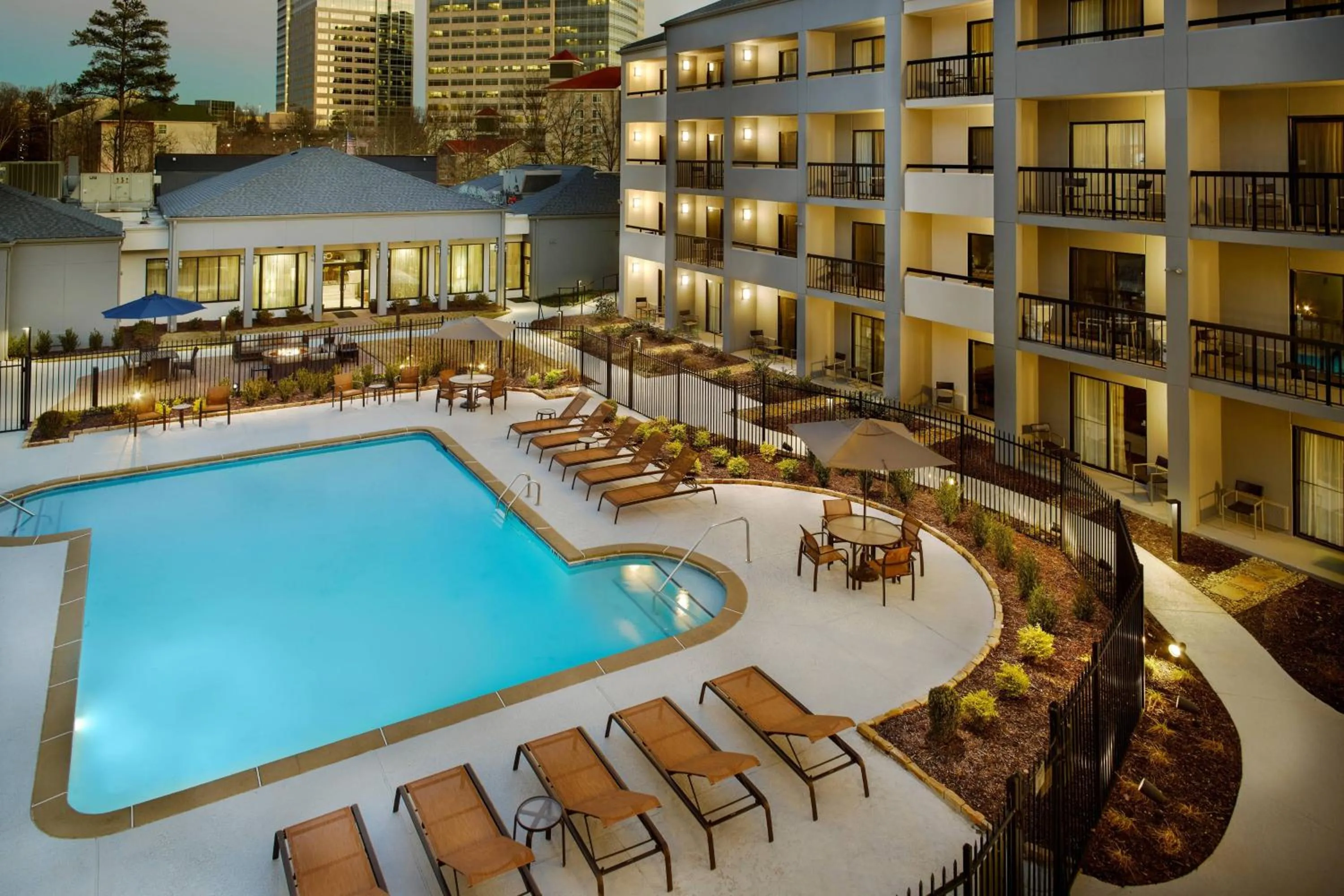 Swimming pool in Courtyard by Marriott Perimeter Center