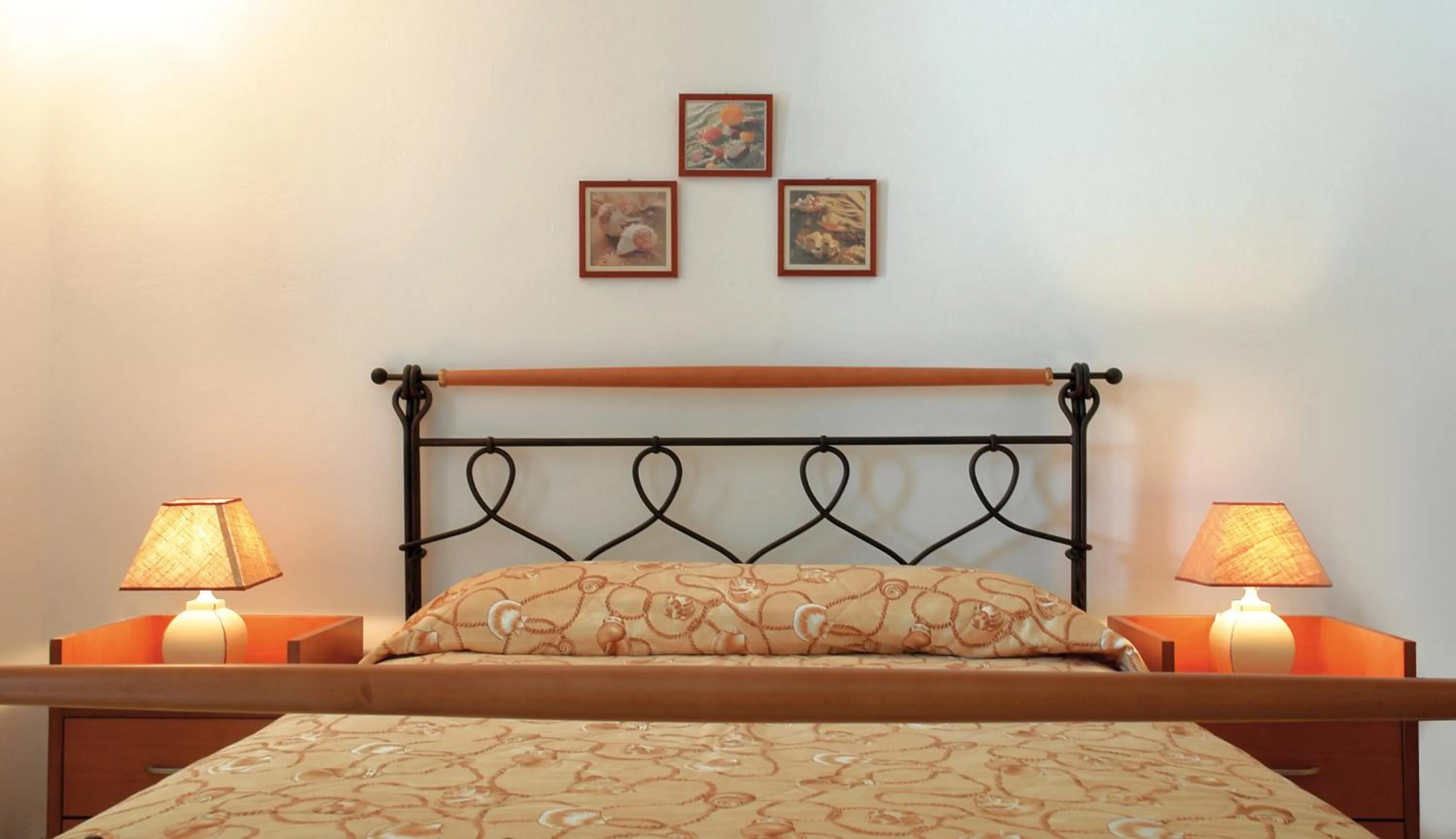 Photo of the whole room in Vardia Bay Studios