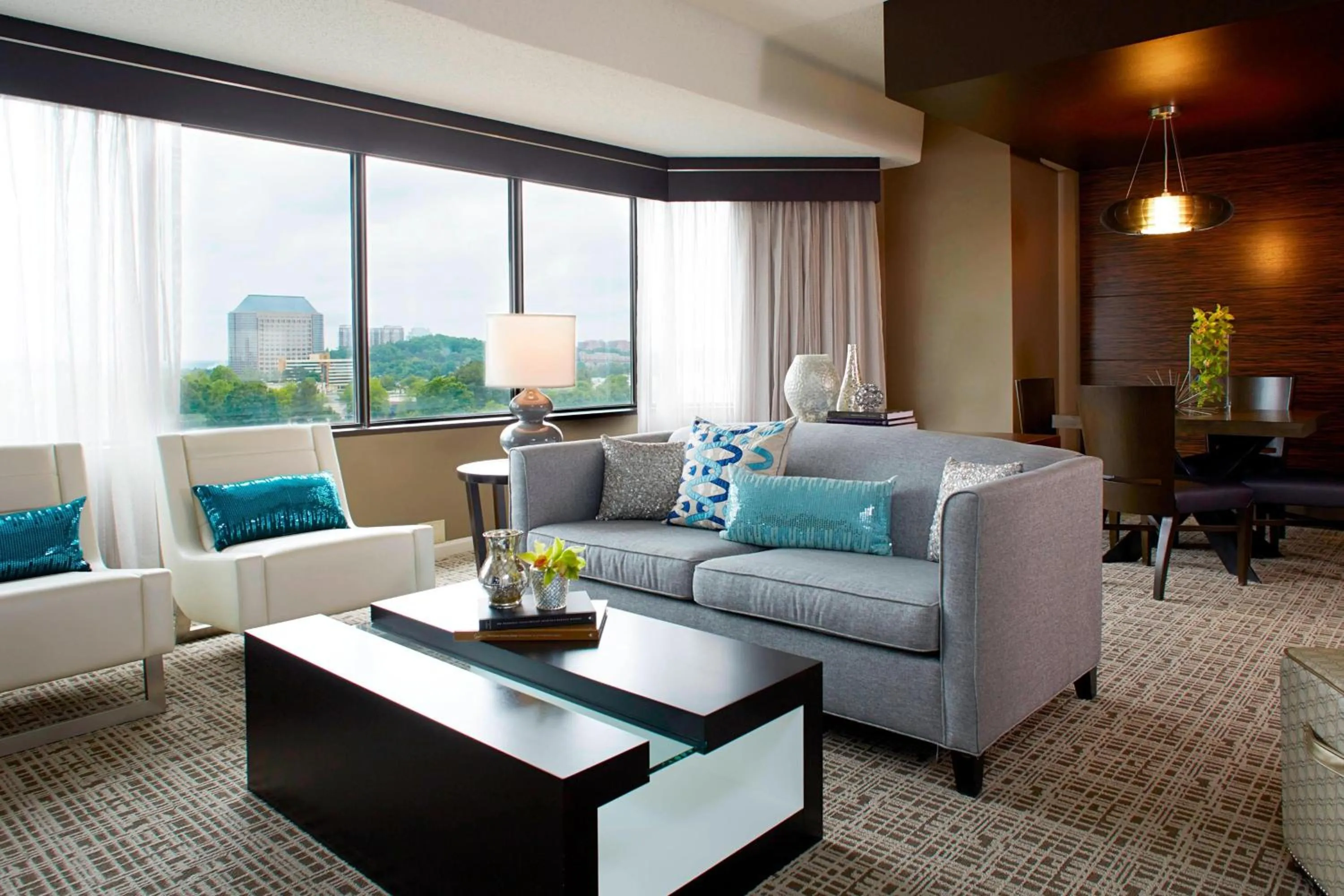 Living room in Renaissance Atlanta Waverly Hotel & Convention Center