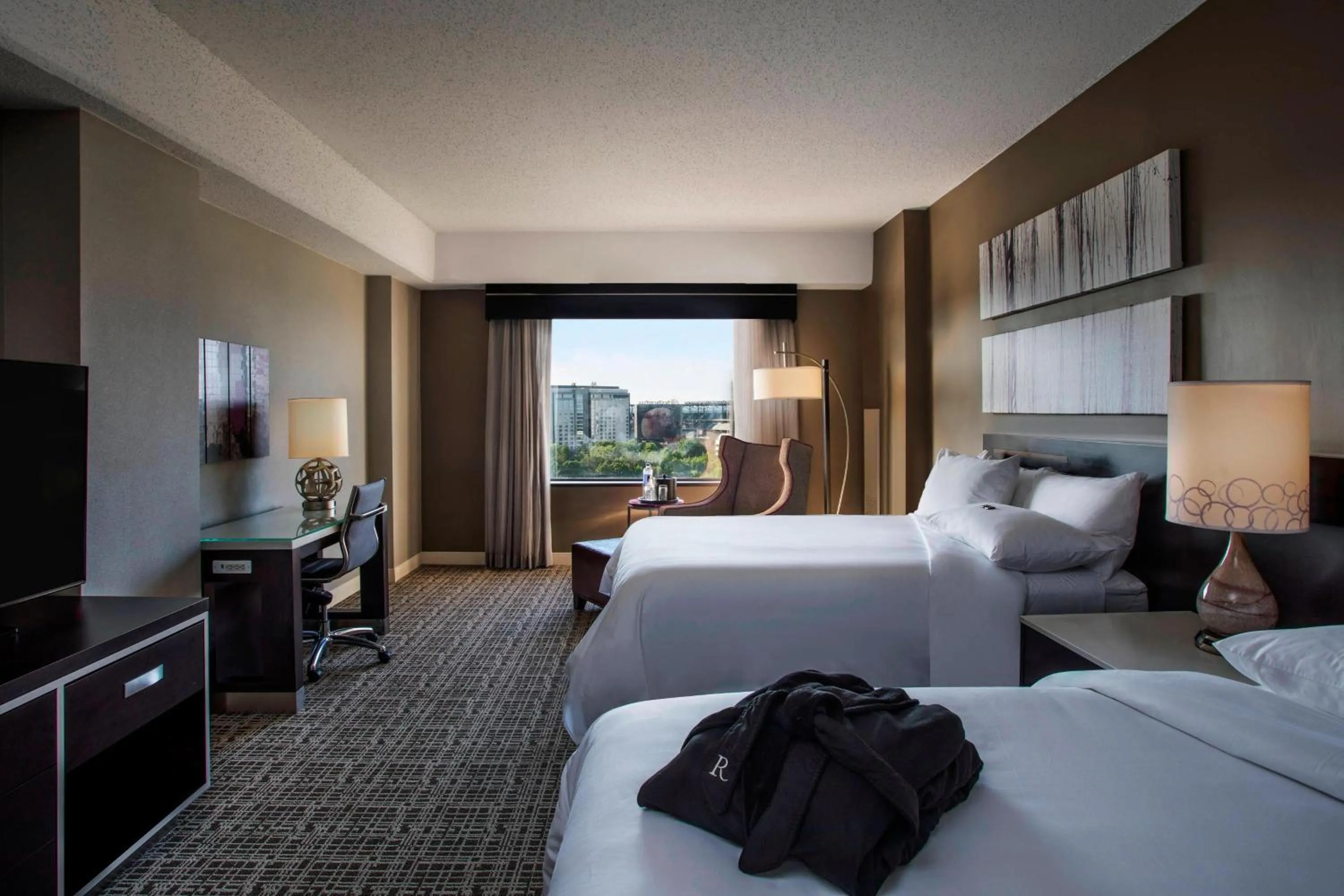 Photo of the whole room, Bed in Renaissance Atlanta Waverly Hotel & Convention Center