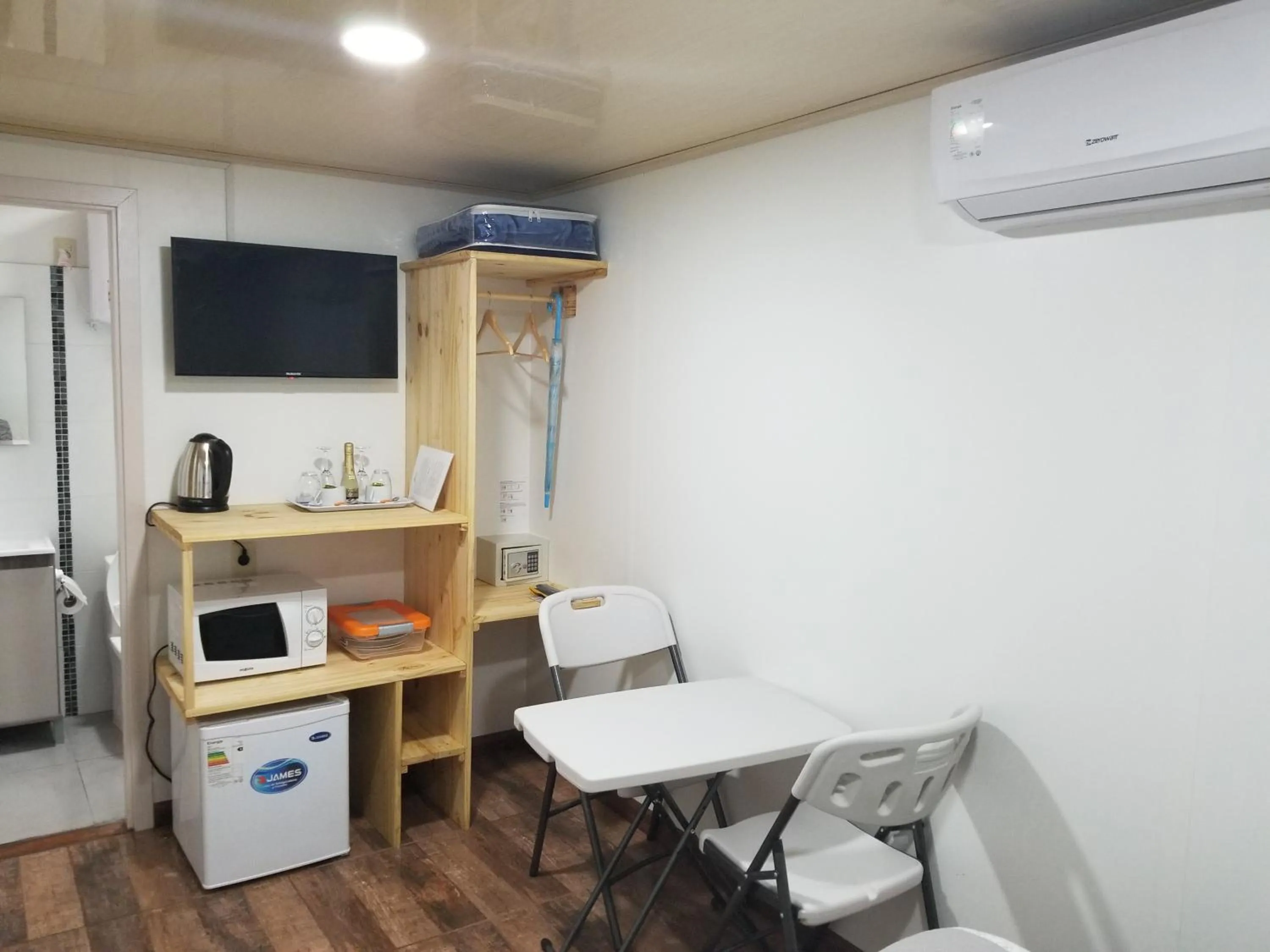 TV and multimedia in Squania Suite Container & Monoambientes