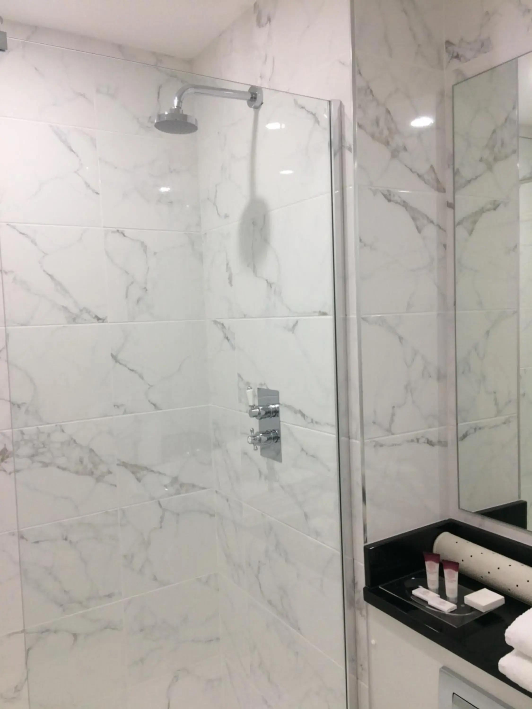 Double & Single Room with Private Bathroom in Falls Hotel & Spa Double & Single Room with Private Bathroom in Falls Hotel & Spa