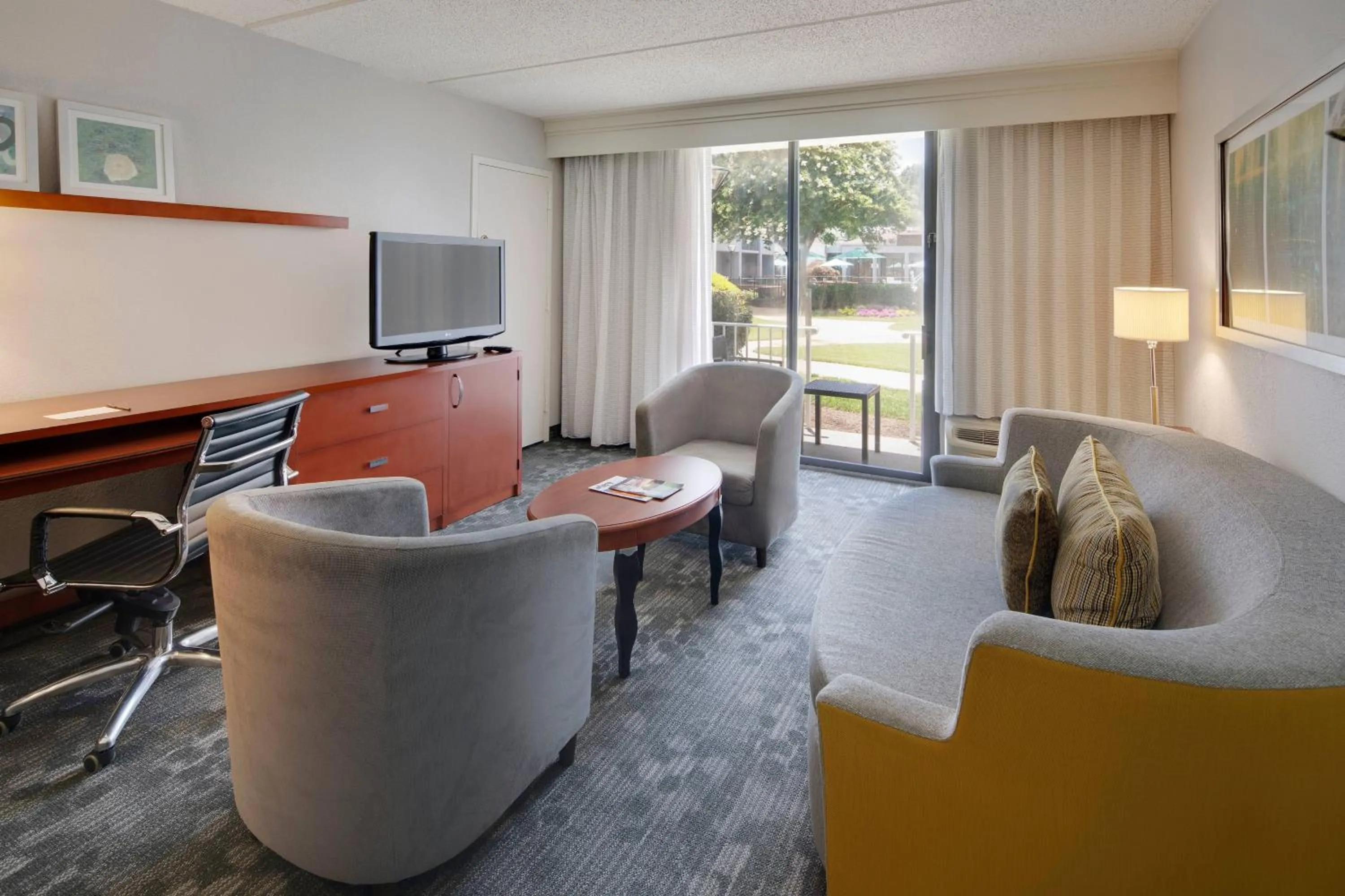 Living room in Courtyard by Marriott Atlanta Windy Hill/Ballpark
