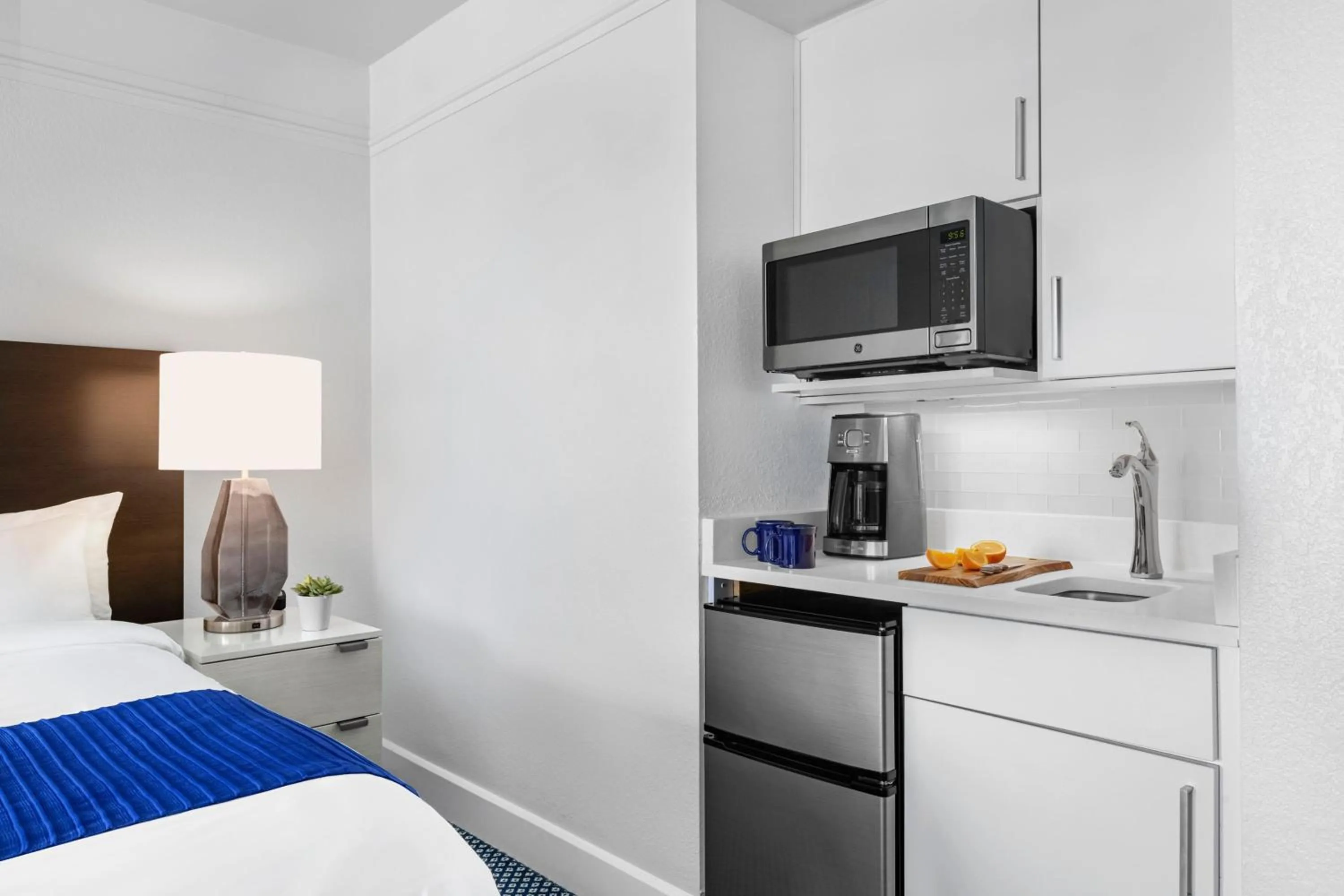 Kitchen or kitchenette, Bed in Marriott's Aruba Ocean Club